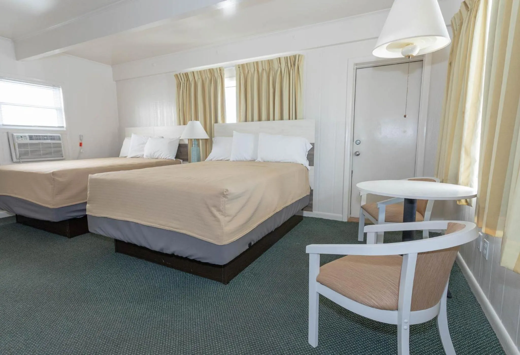 Bed in Fish Tales Boardwalk Inn & Ocean Mecca Motel