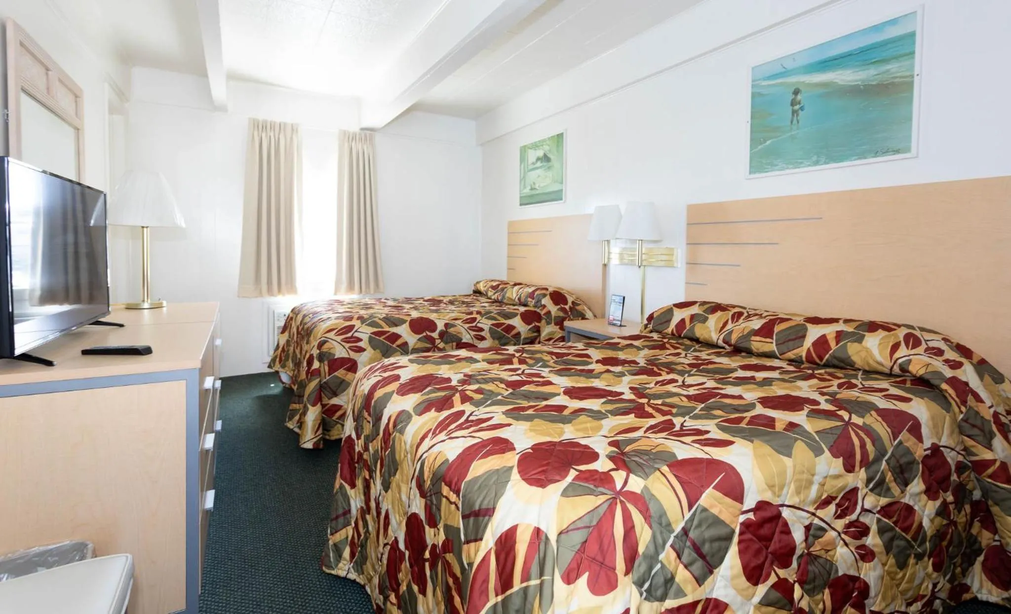 Bed in Fish Tales Boardwalk Inn & Ocean Mecca Motel