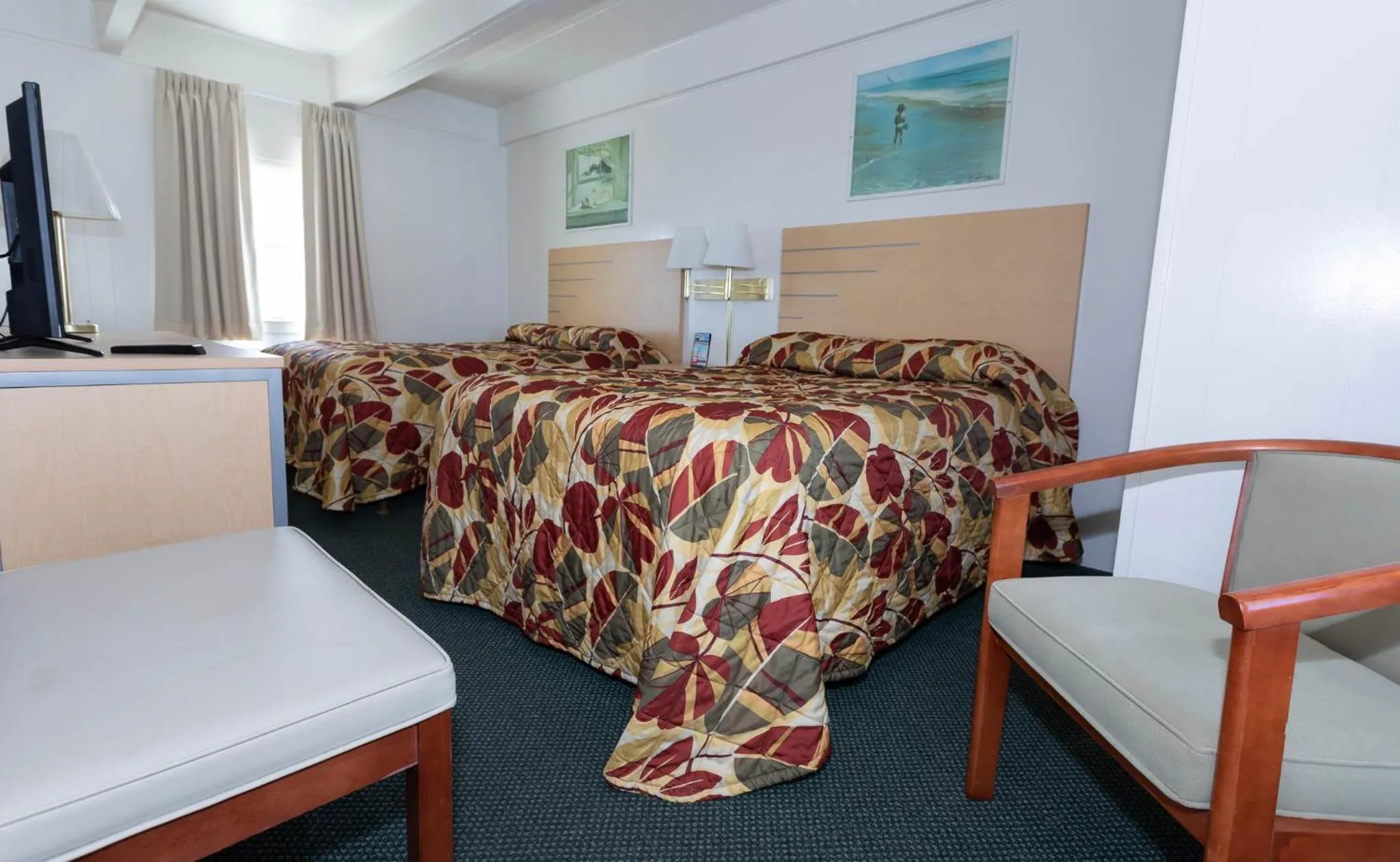 Bed in Fish Tales Boardwalk Inn & Ocean Mecca Motel