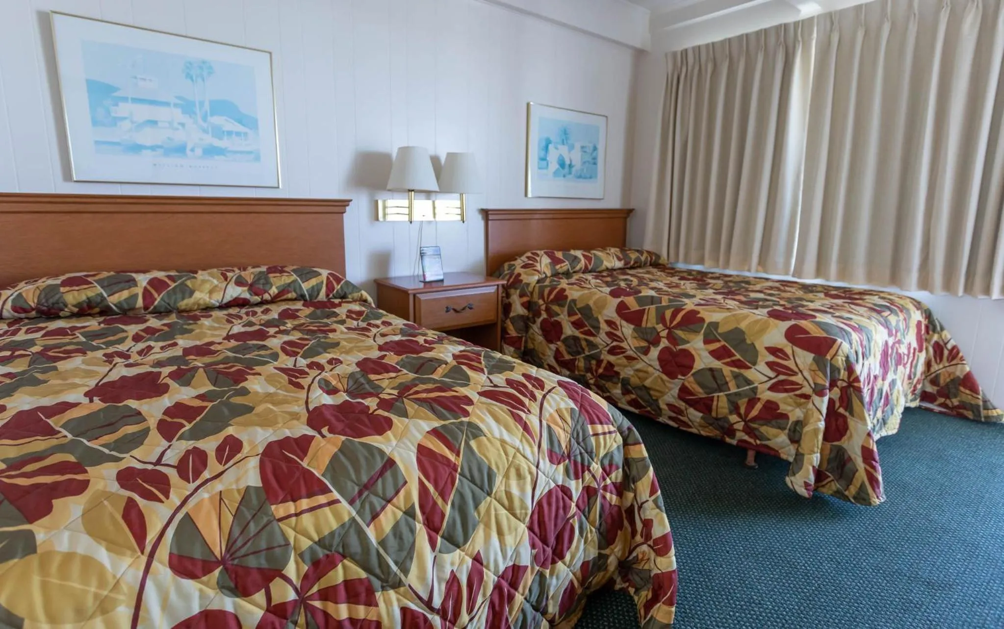 Bed in Fish Tales Boardwalk Inn & Ocean Mecca Motel
