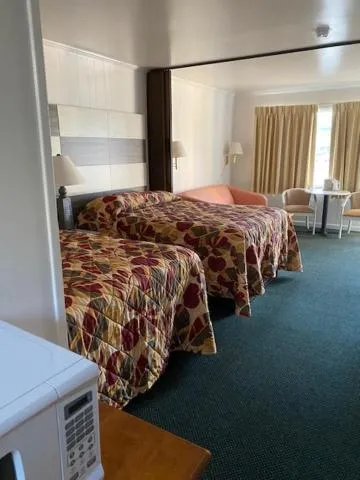 Bed in Fish Tales Boardwalk Inn & Ocean Mecca Motel
