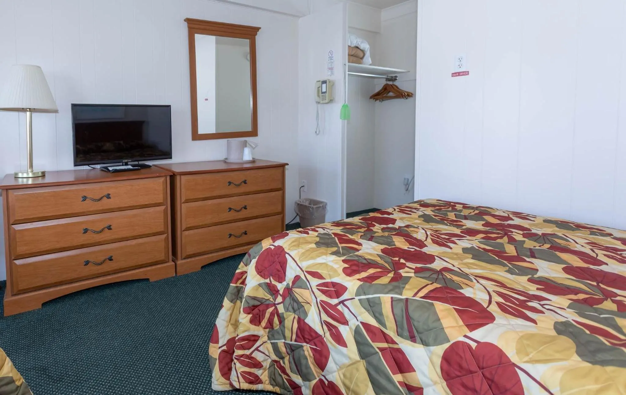 TV and multimedia, Bed in Fish Tales Boardwalk Inn & Ocean Mecca Motel