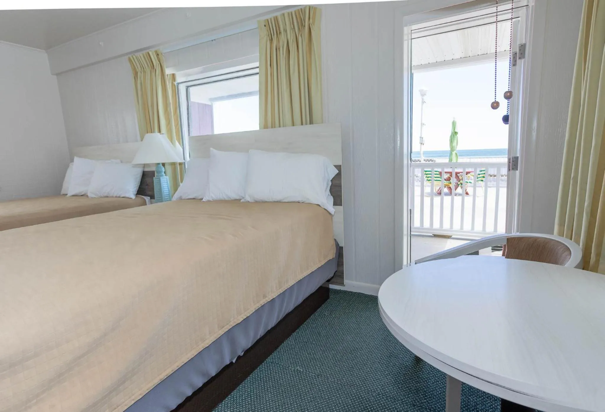 Sea view, Bed in Fish Tales Boardwalk Inn & Ocean Mecca Motel