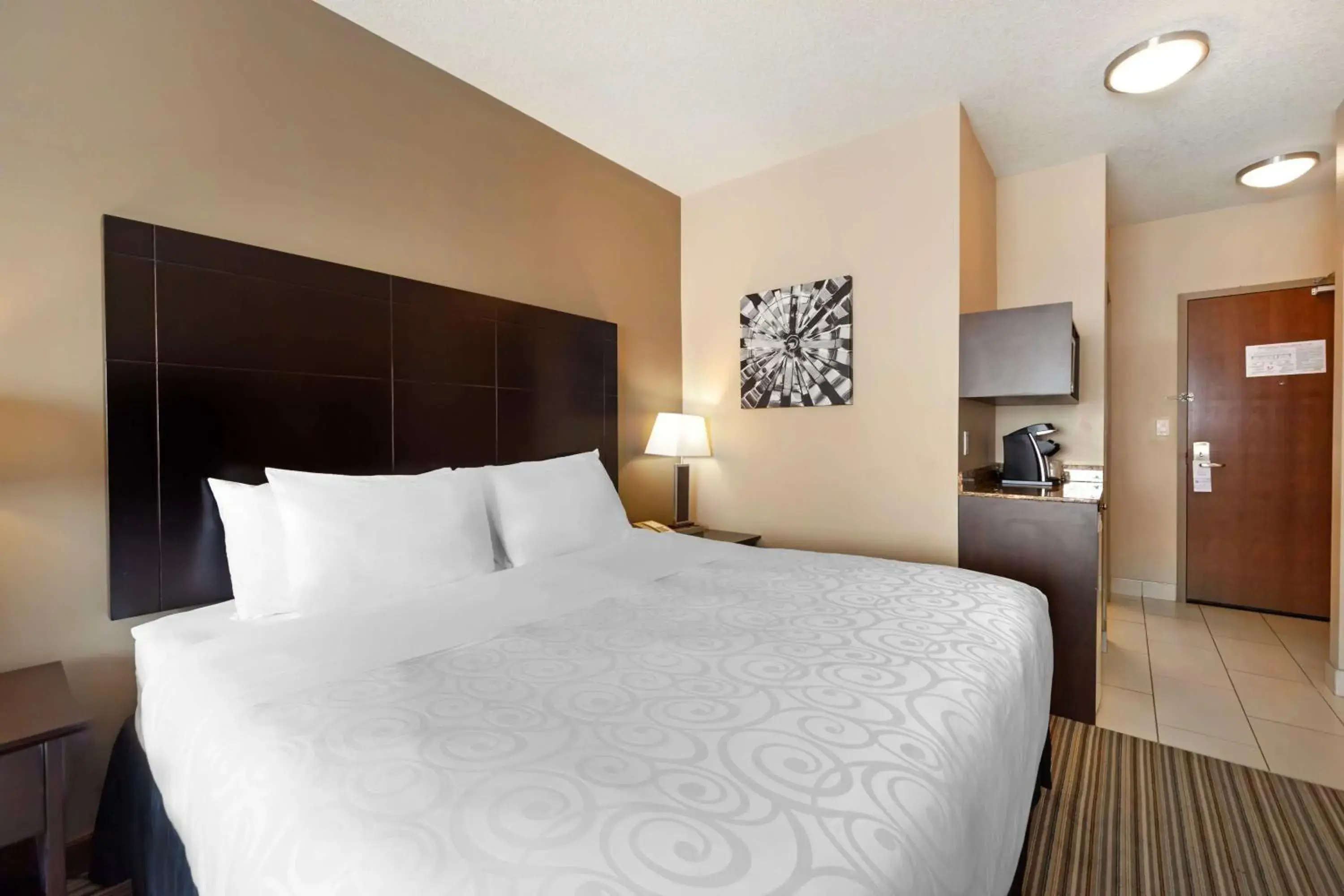 King Suite with Sofa Bed and Kitchenette - Non-Smoking in Best Western Plus Peace River Hotel & Suites King Suite with Sofa Bed and Kitchenette - Non-Smoking in Best Western Plus Peace River Hotel & Suites