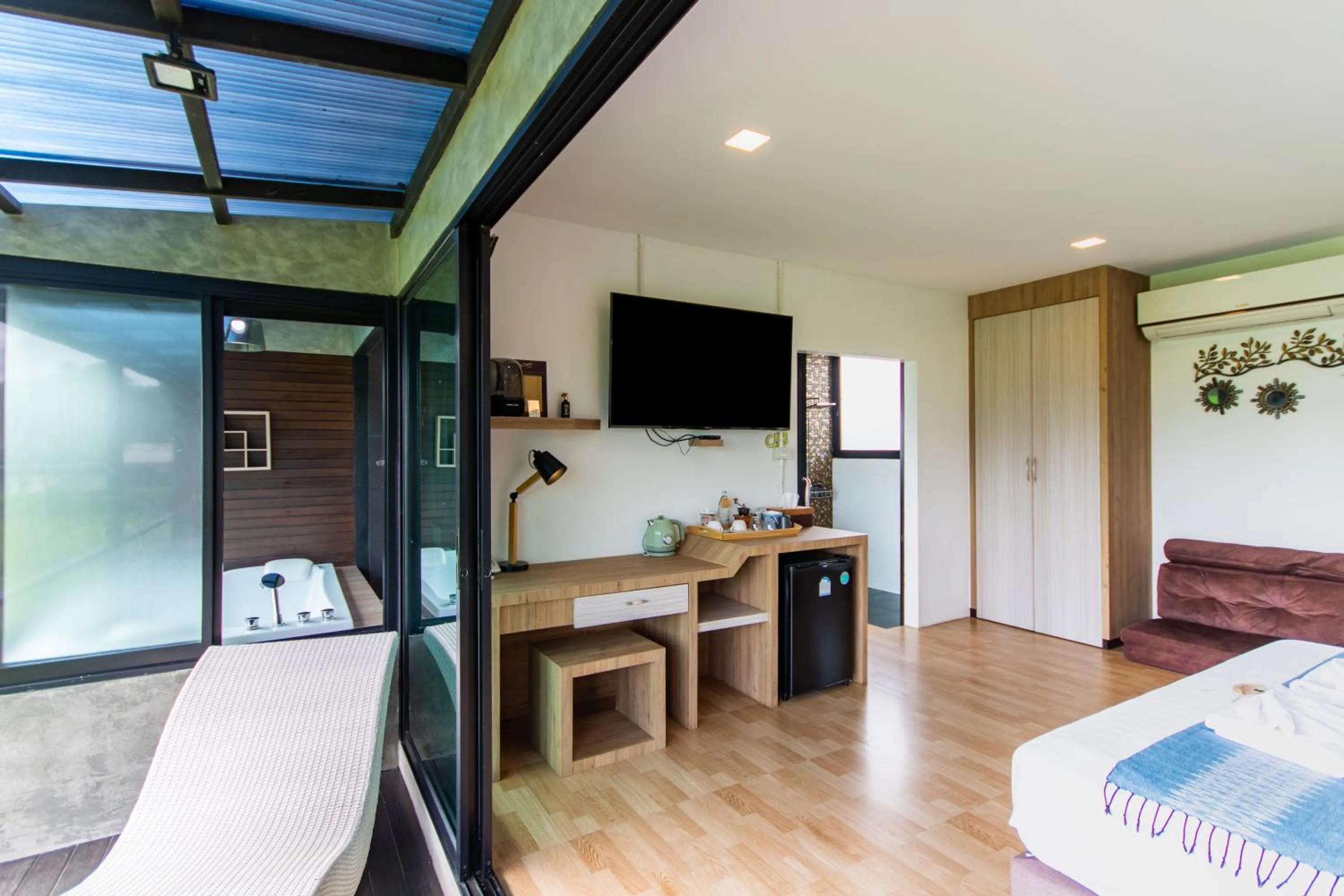 Communal lounge/ TV room, Bed in Sangthong Resort at Chiang Klang