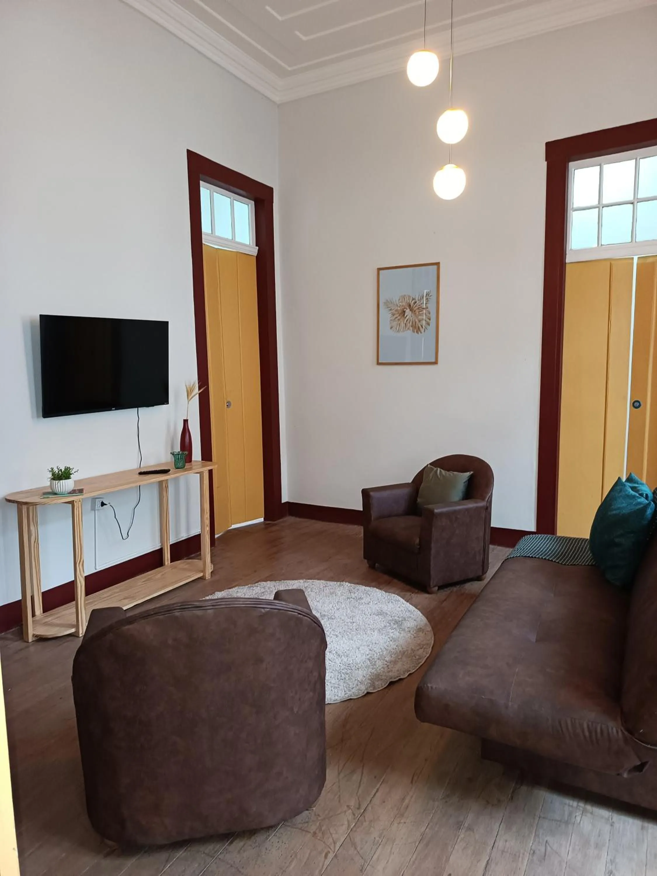 Communal lounge/ TV room in É Hostel
