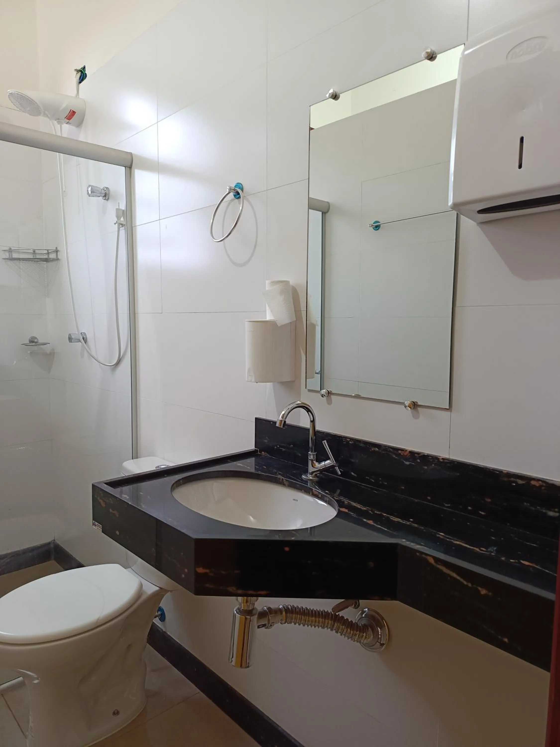 Shower in É Hostel