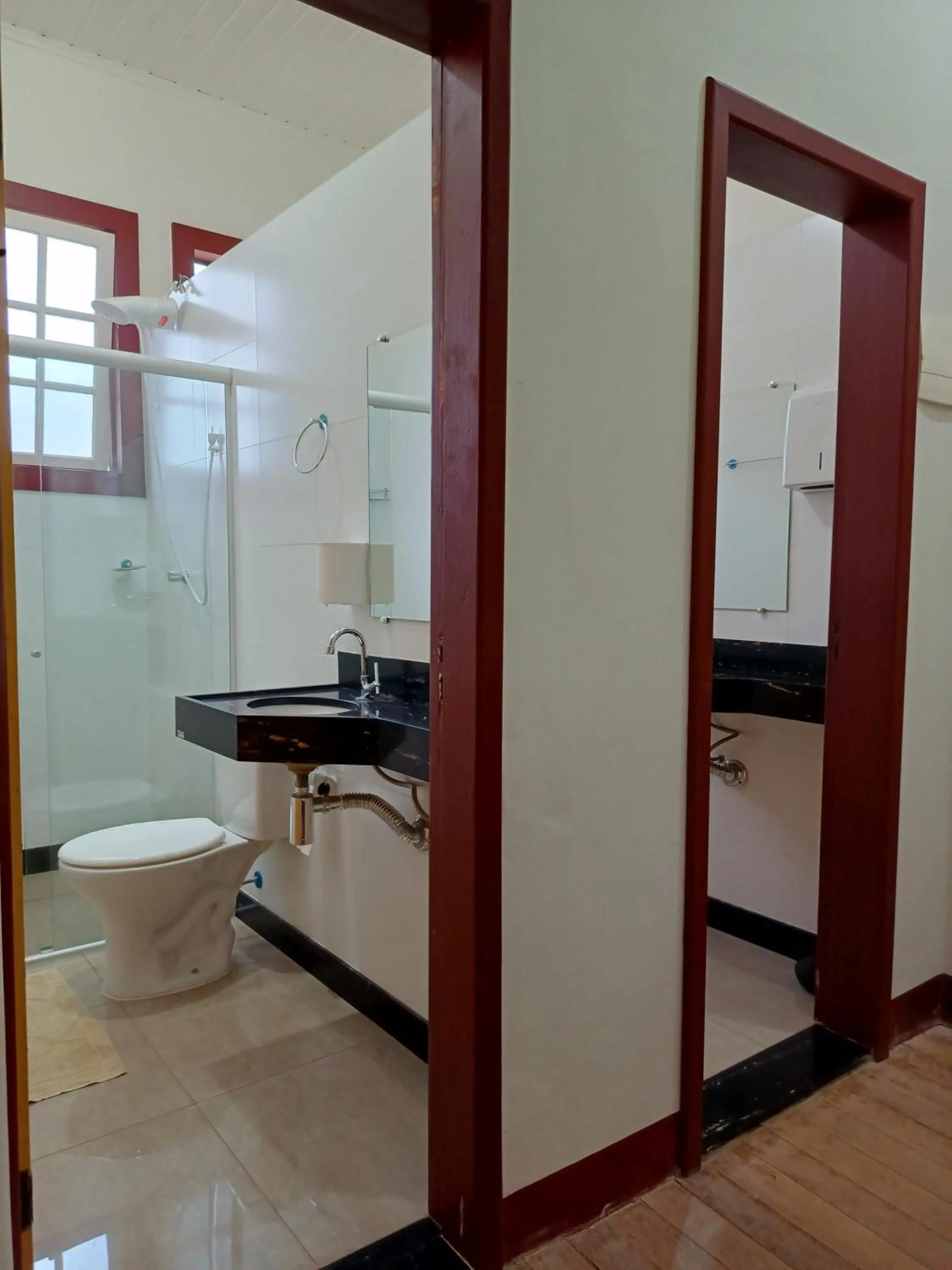 Shower in É Hostel