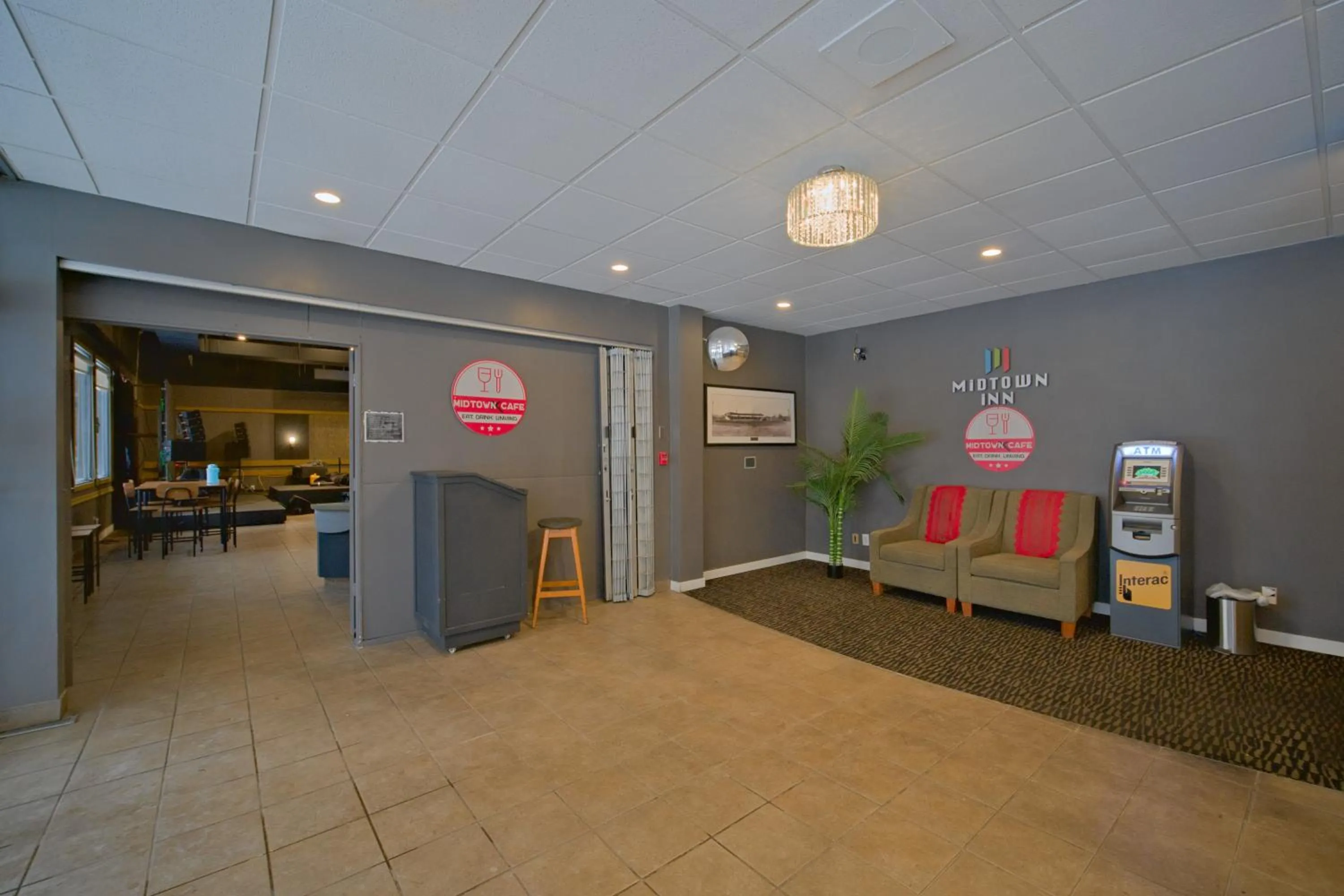 Lounge or bar in Midtown Inn