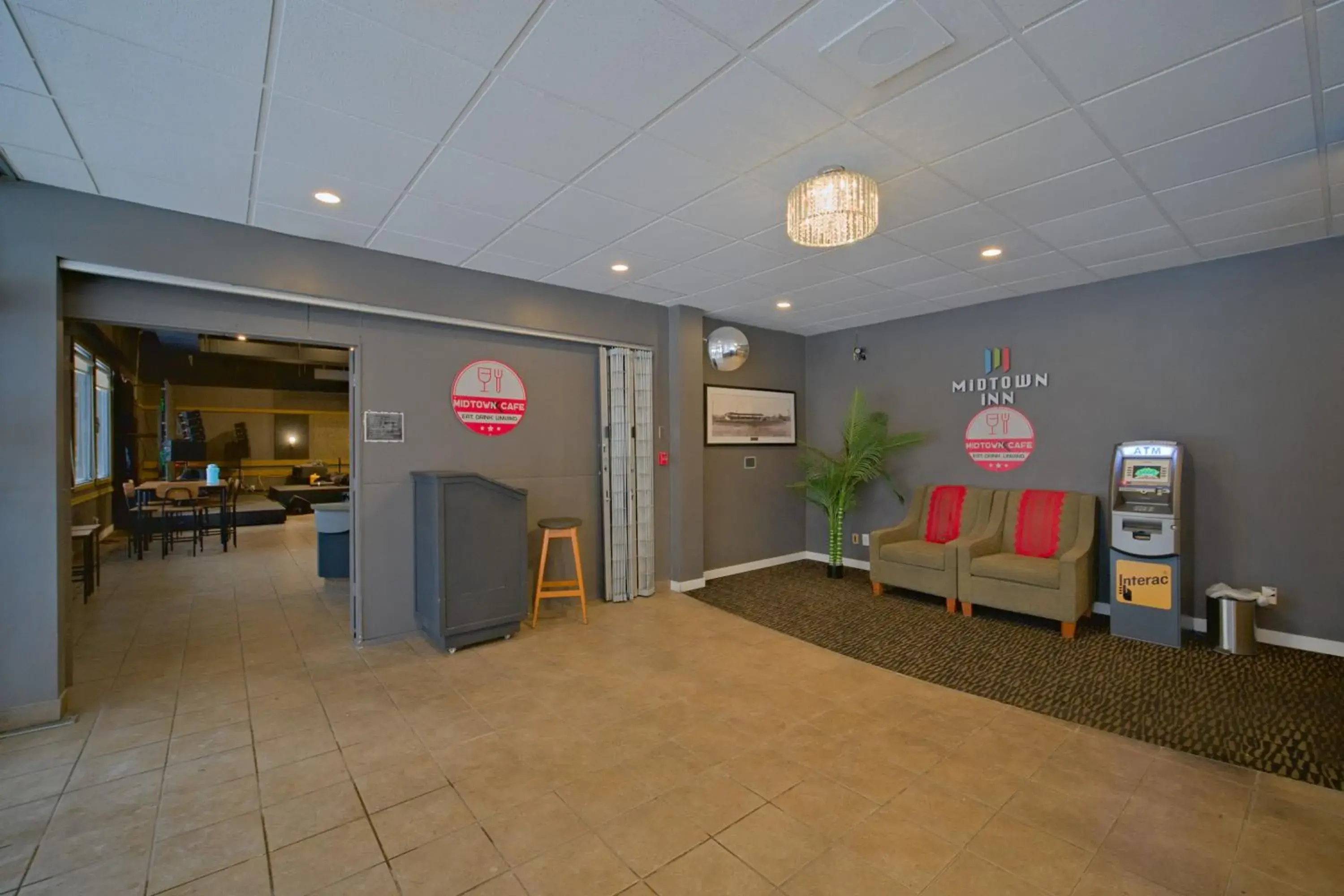 Lounge or bar in Midtown Inn Lounge or bar in Midtown Inn