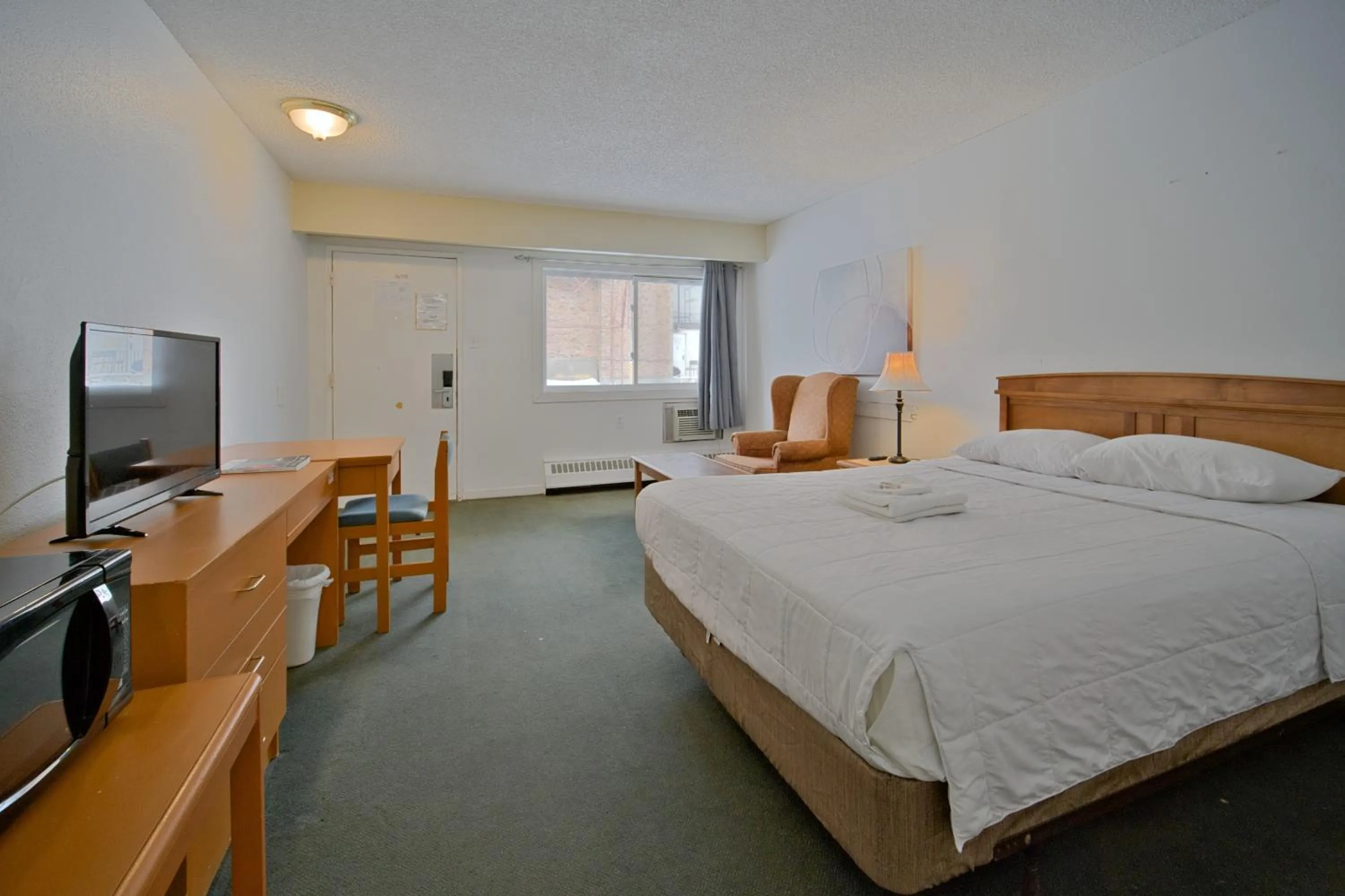 Photo of the whole room, Bed in Midtown Inn