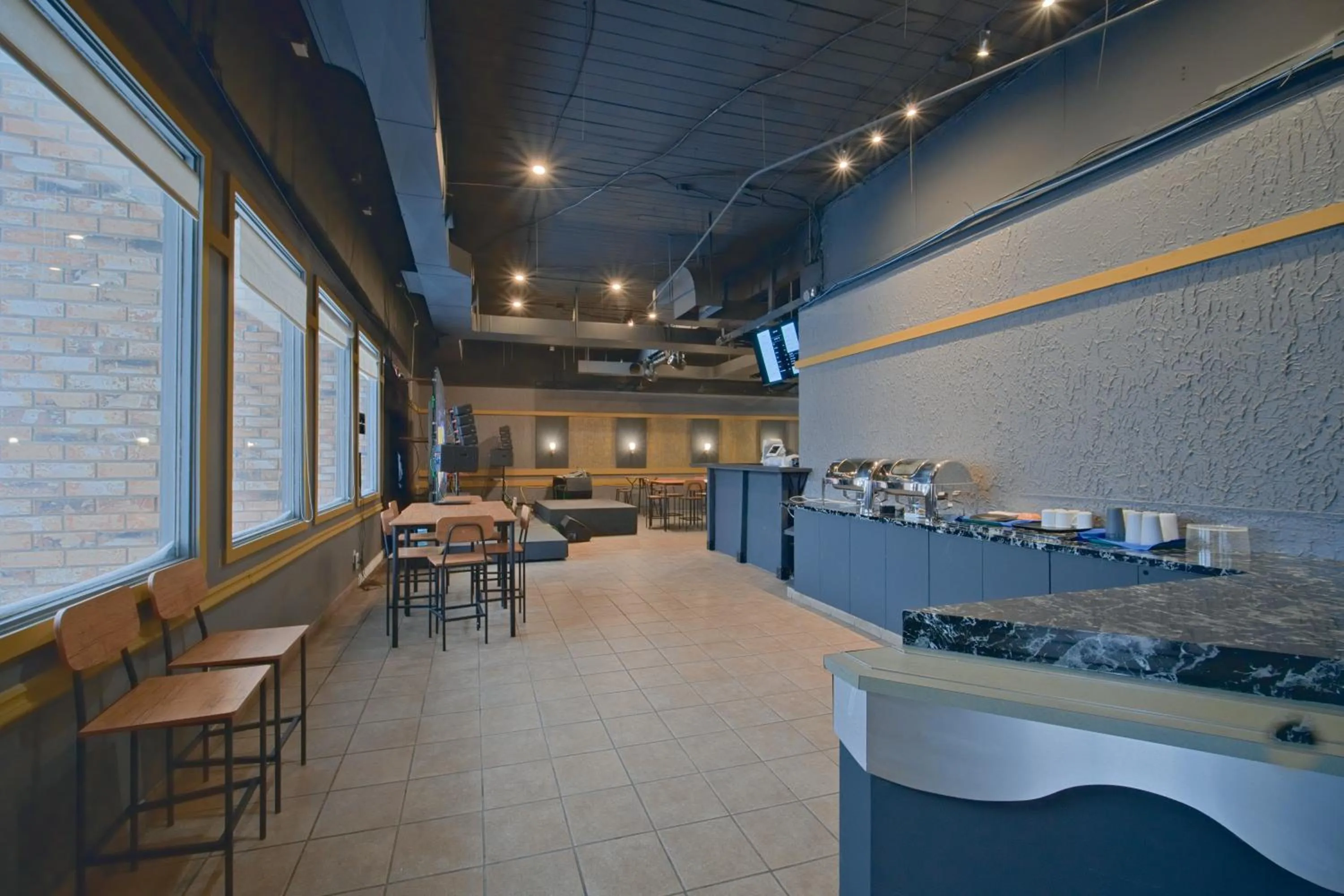 Restaurant/places to eat in Midtown Inn