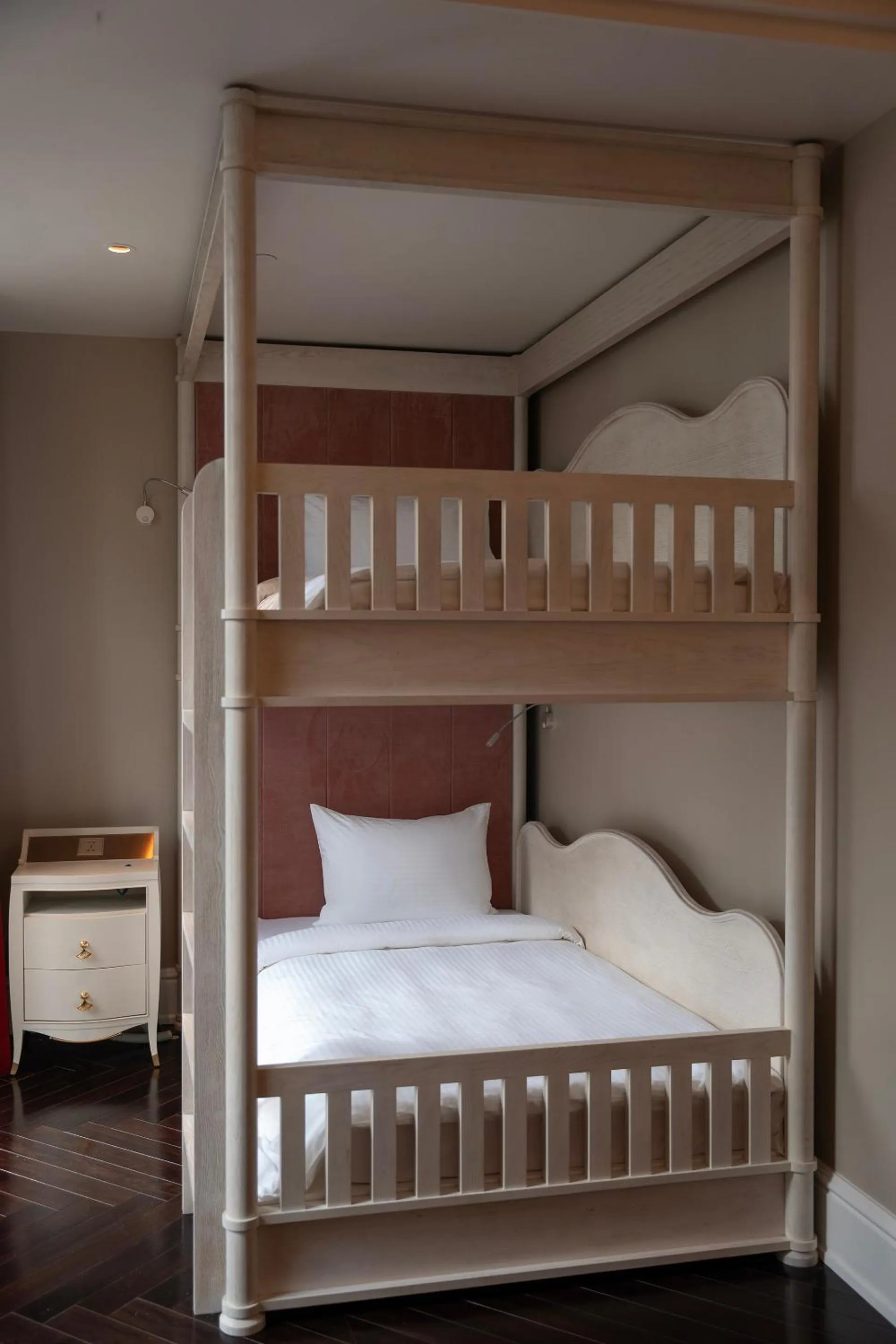 Bed in Hôtel de l'Amour Tam Đảo