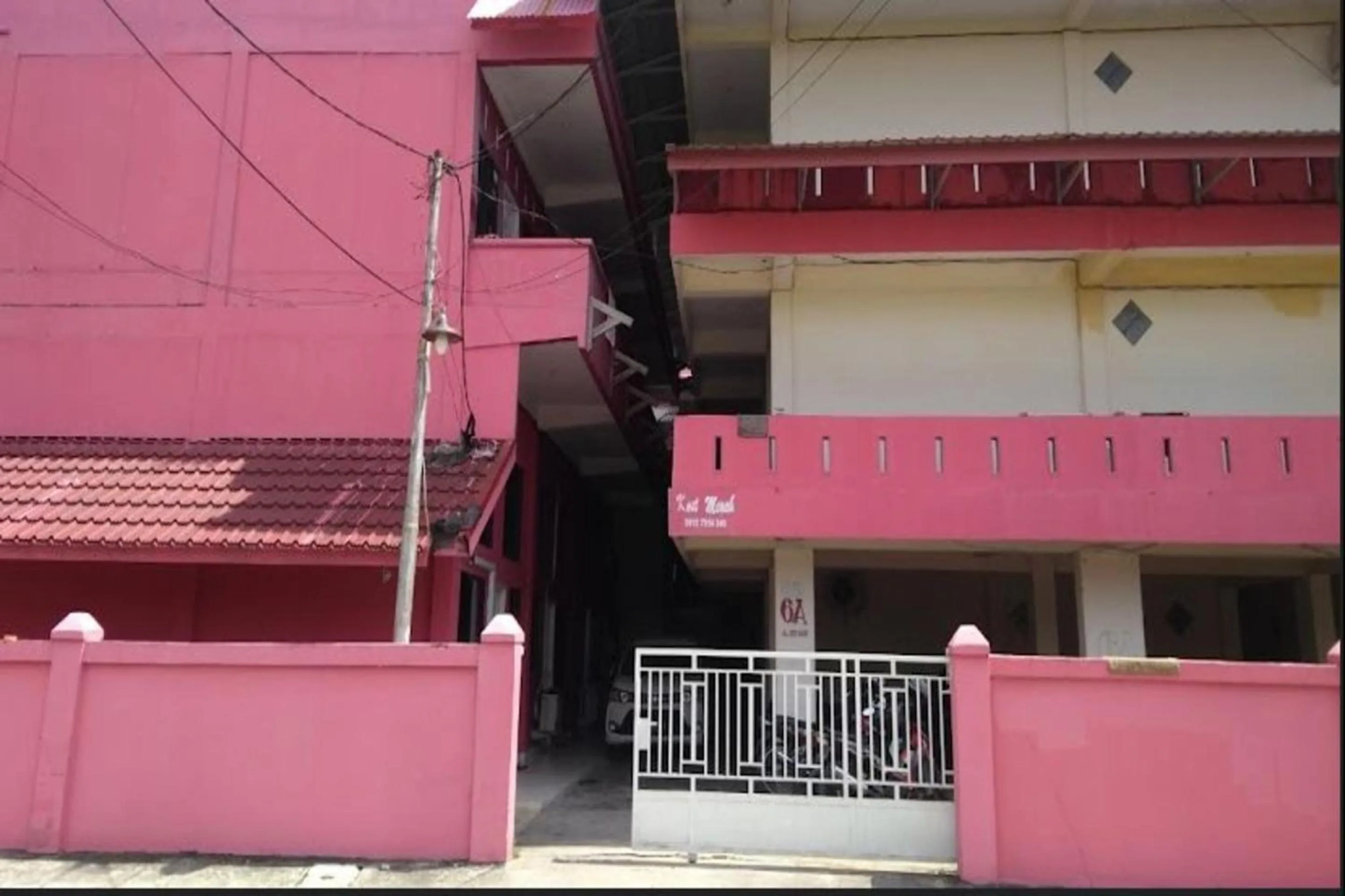 Facade/entrance in Hotel O Merah House