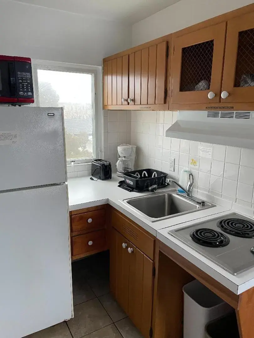 Deluxe Queen Room with Kitchenette in Pink Champagne Motel Deluxe Queen Room with Kitchenette in Pink Champagne Motel