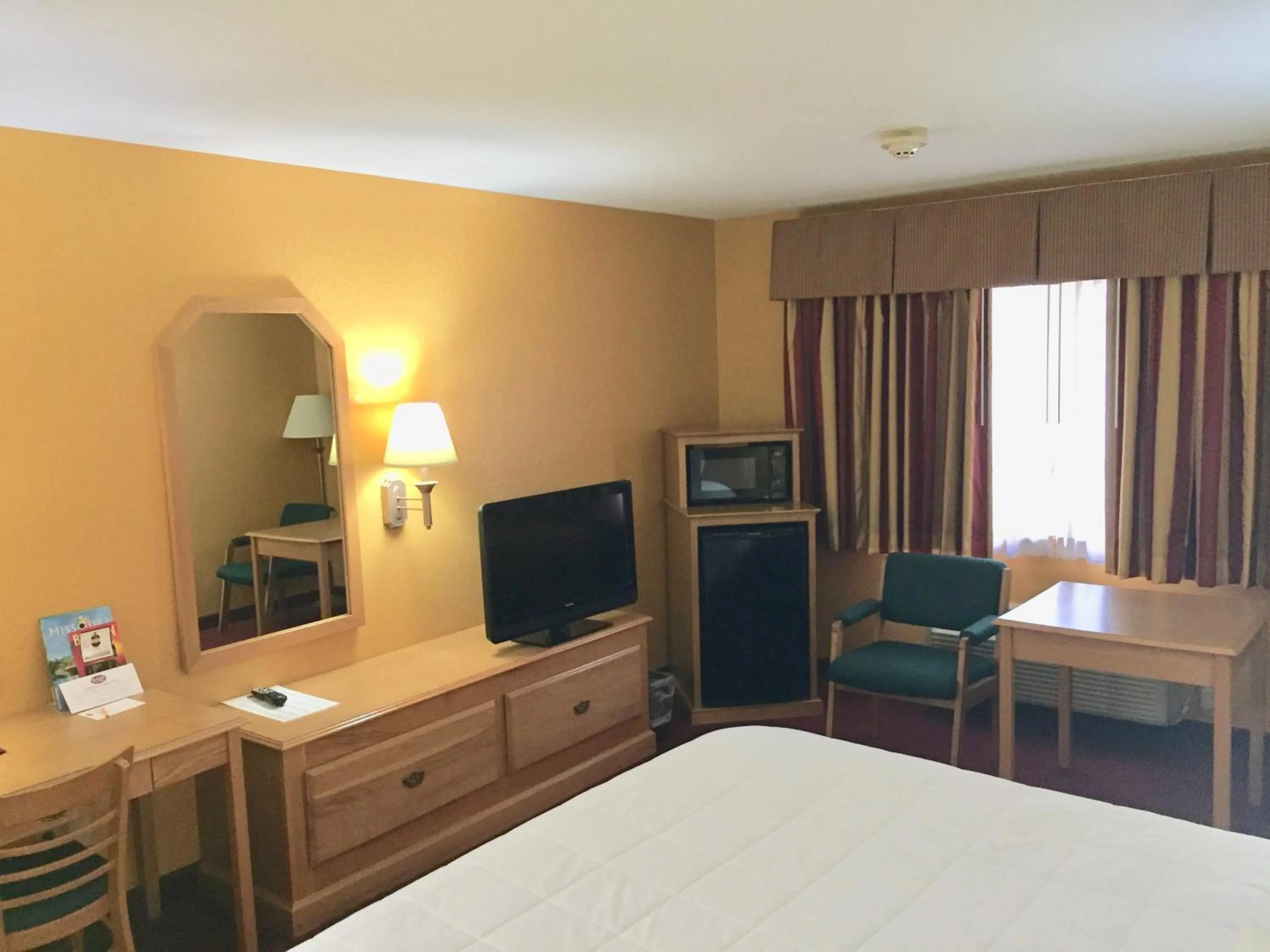 Bed in Parkfield Inn - Clinton