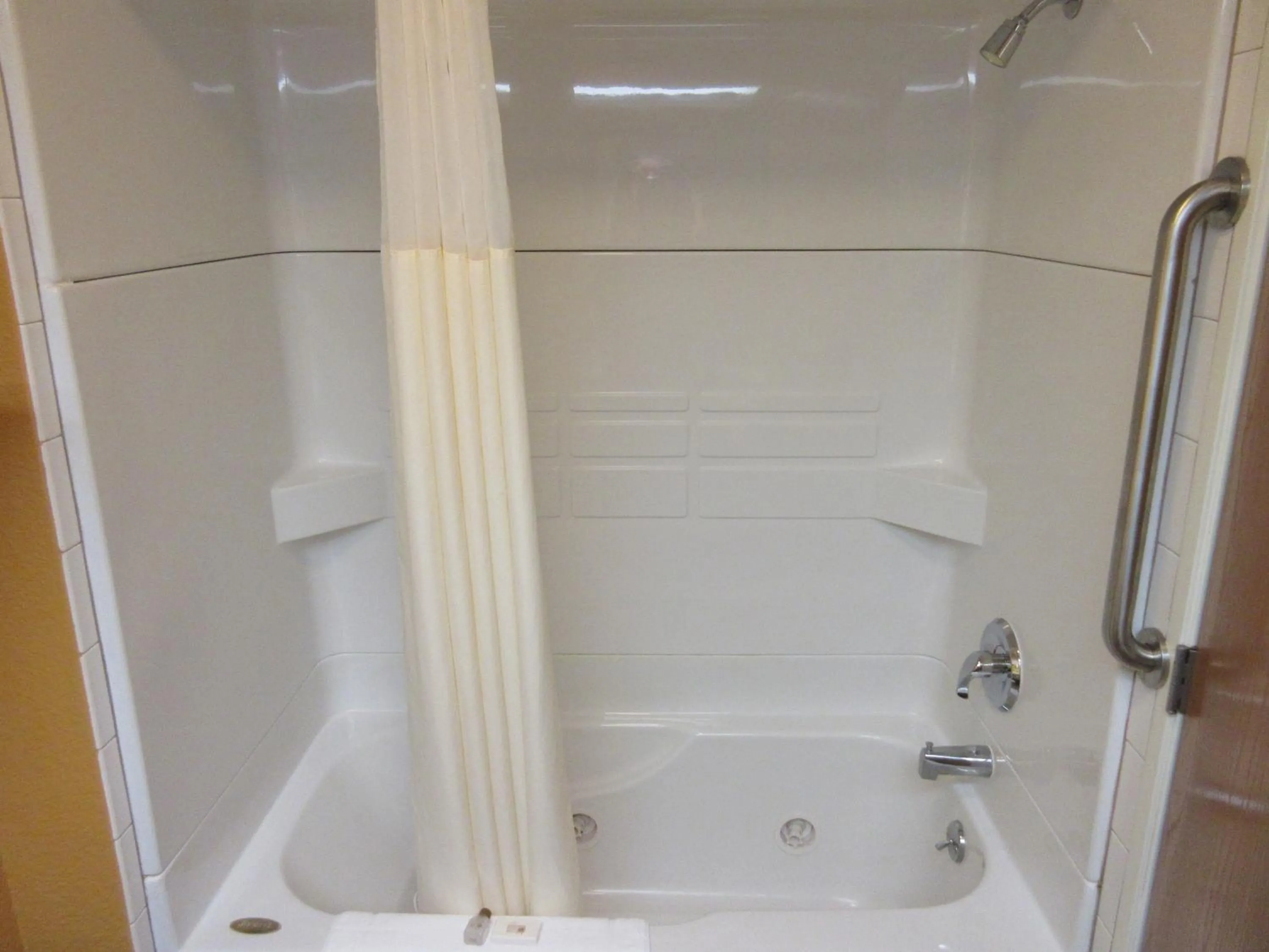 Bathroom in Parkfield Inn - Clinton