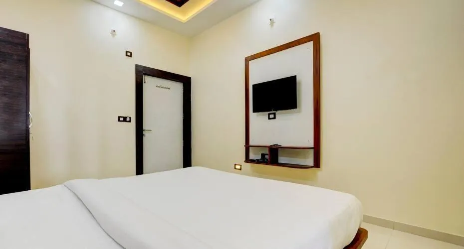 Communal lounge/ TV room, Bed in Hotel Sun Palace