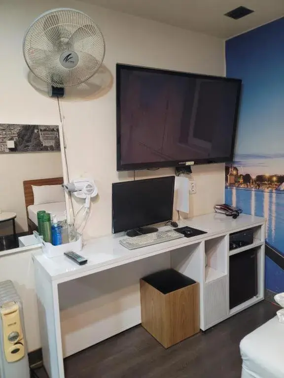 Photo of the whole room in Cozy Photo of the whole room in Cozy