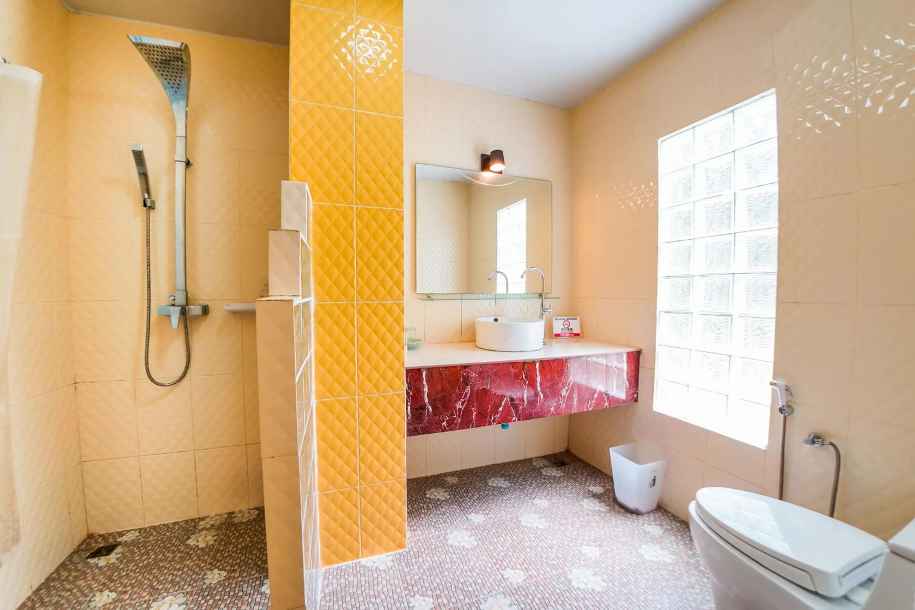 Shower in Happy Garden Resort Betong