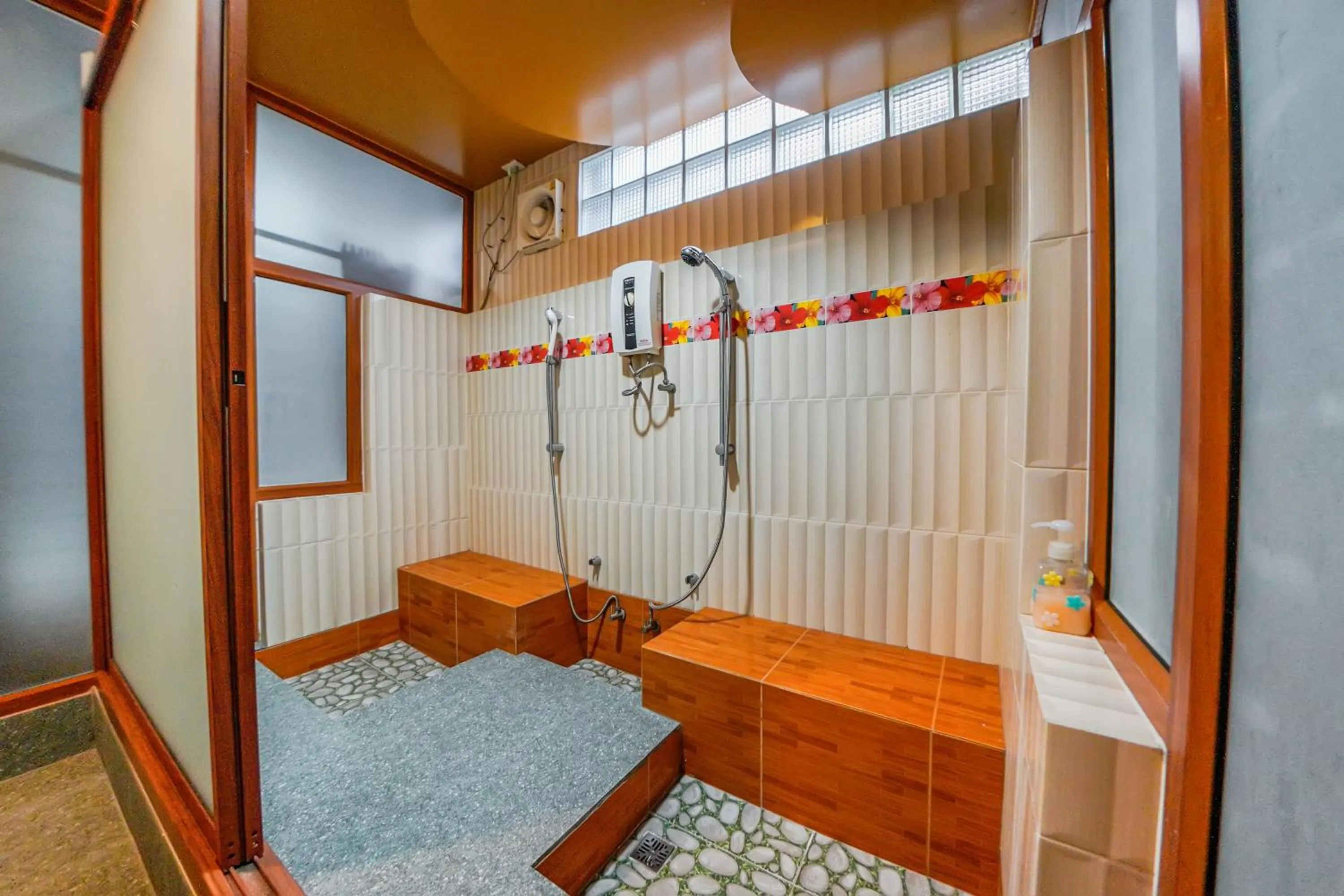 Shower, Bed in Happy Garden Resort Betong