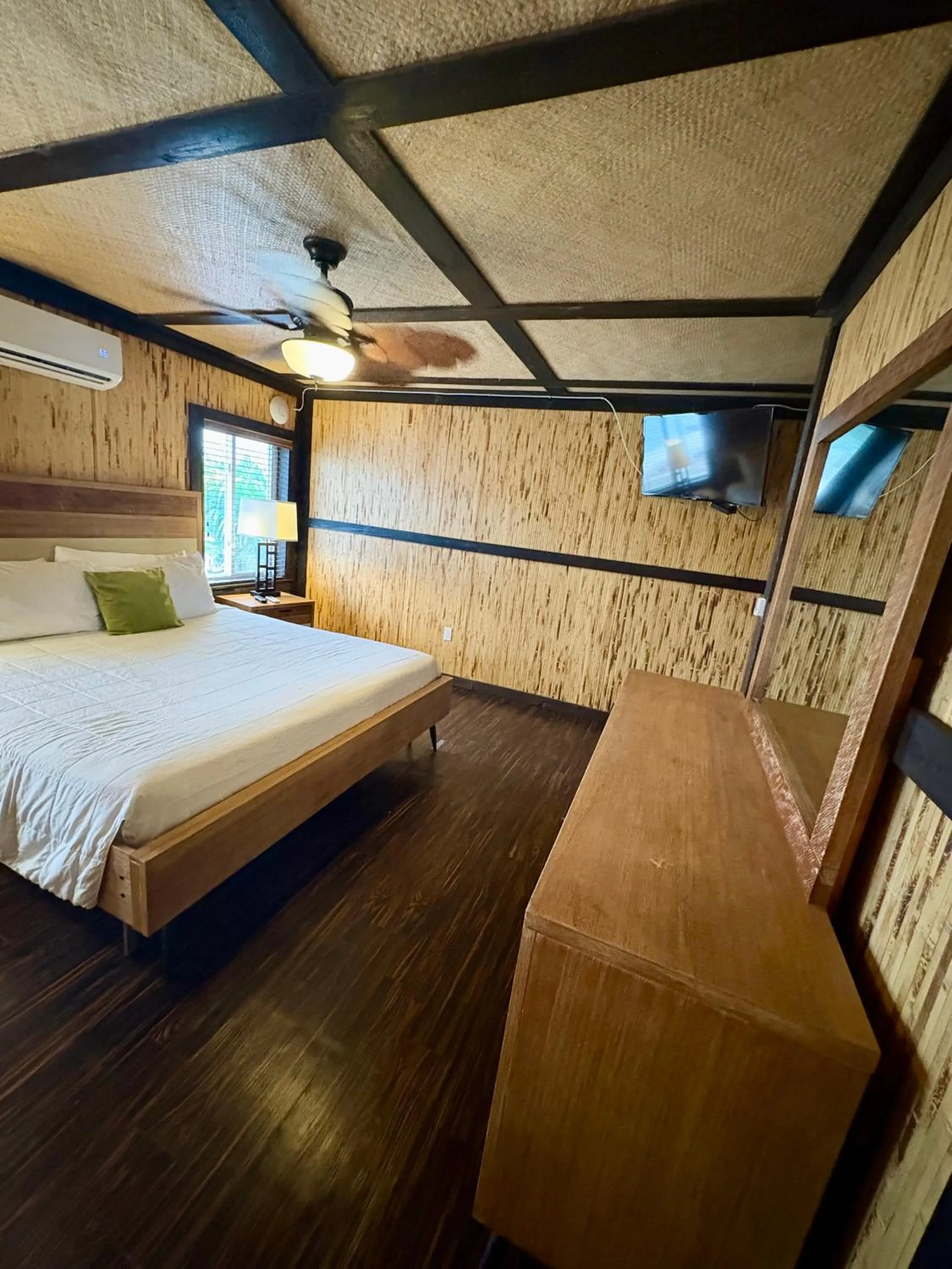 Bed in Captain Pip's Marina & Hideaway