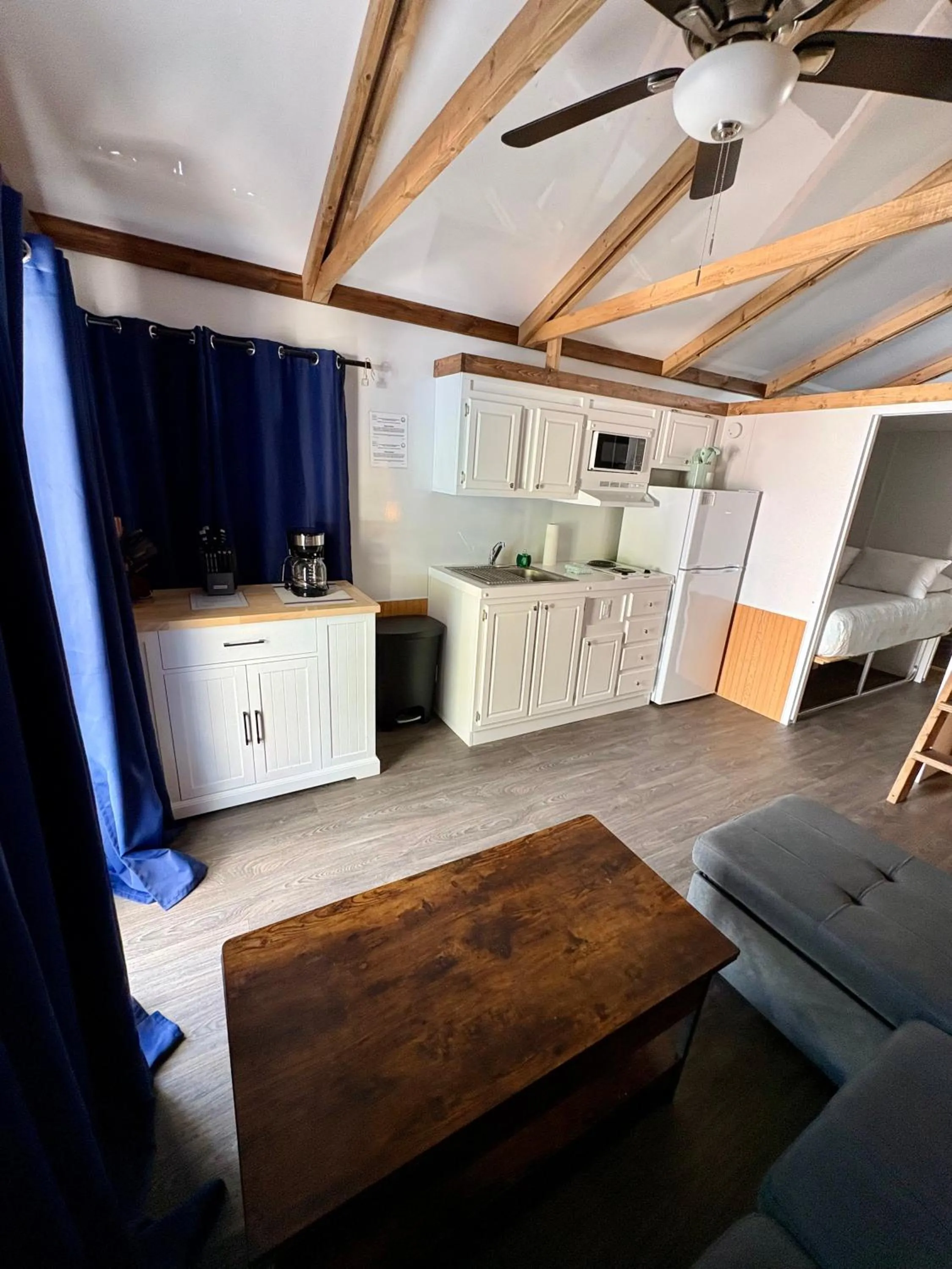 Kitchen or kitchenette in Captain Pip's Marina & Hideaway