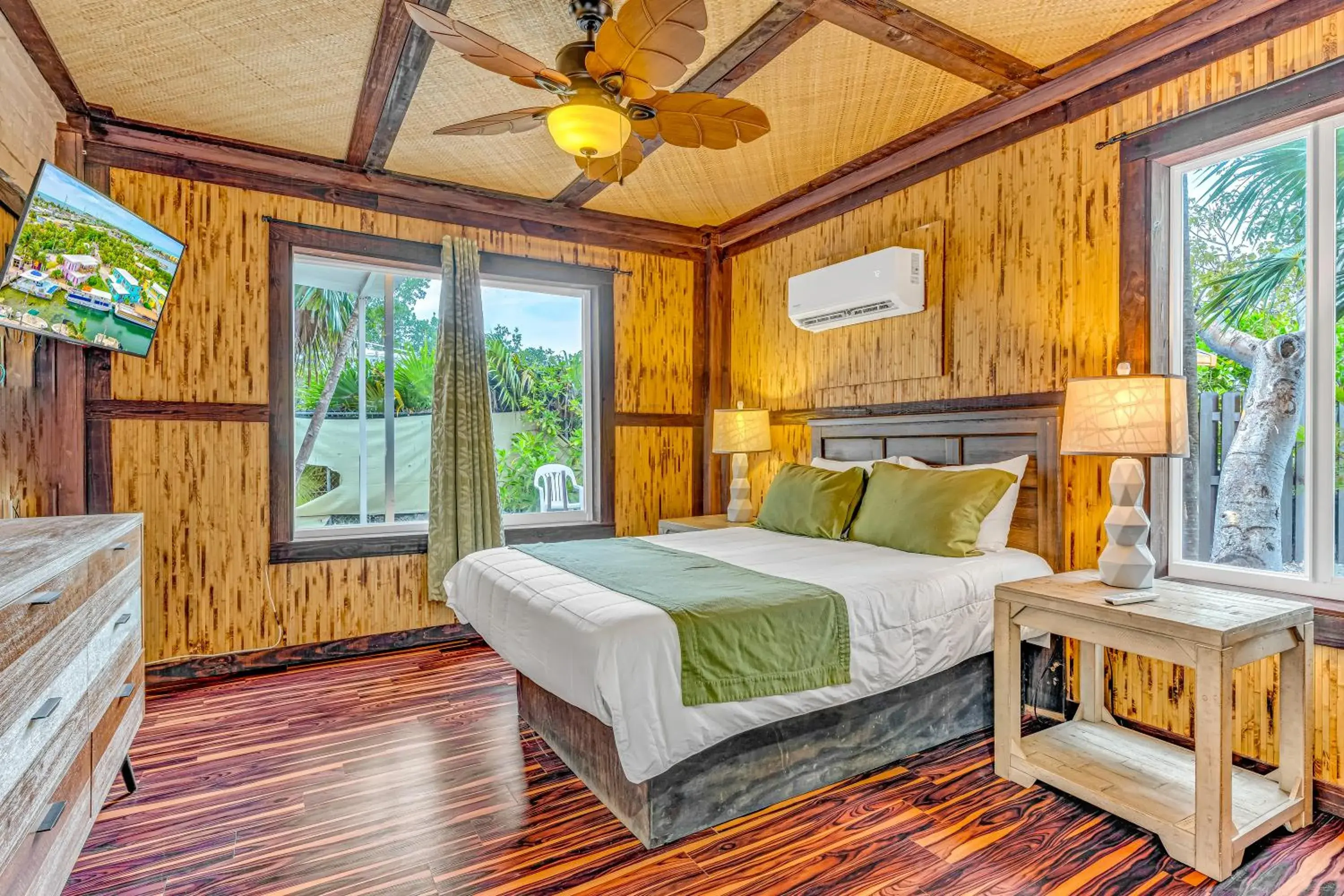 Bed in Captain Pip's Marina & Hideaway Bed in Captain Pip's Marina & Hideaway