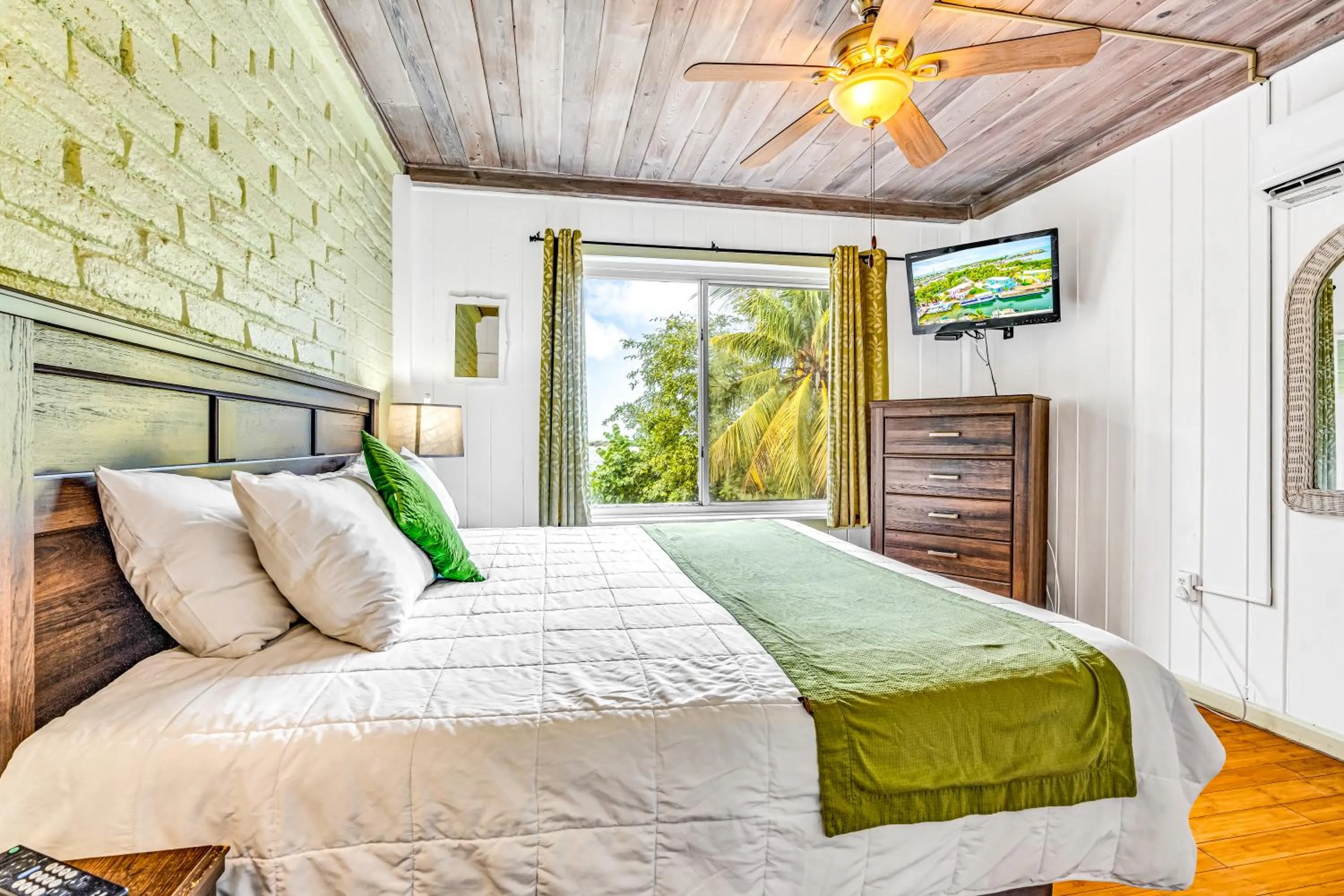 Bed in Captain Pip's Marina & Hideaway