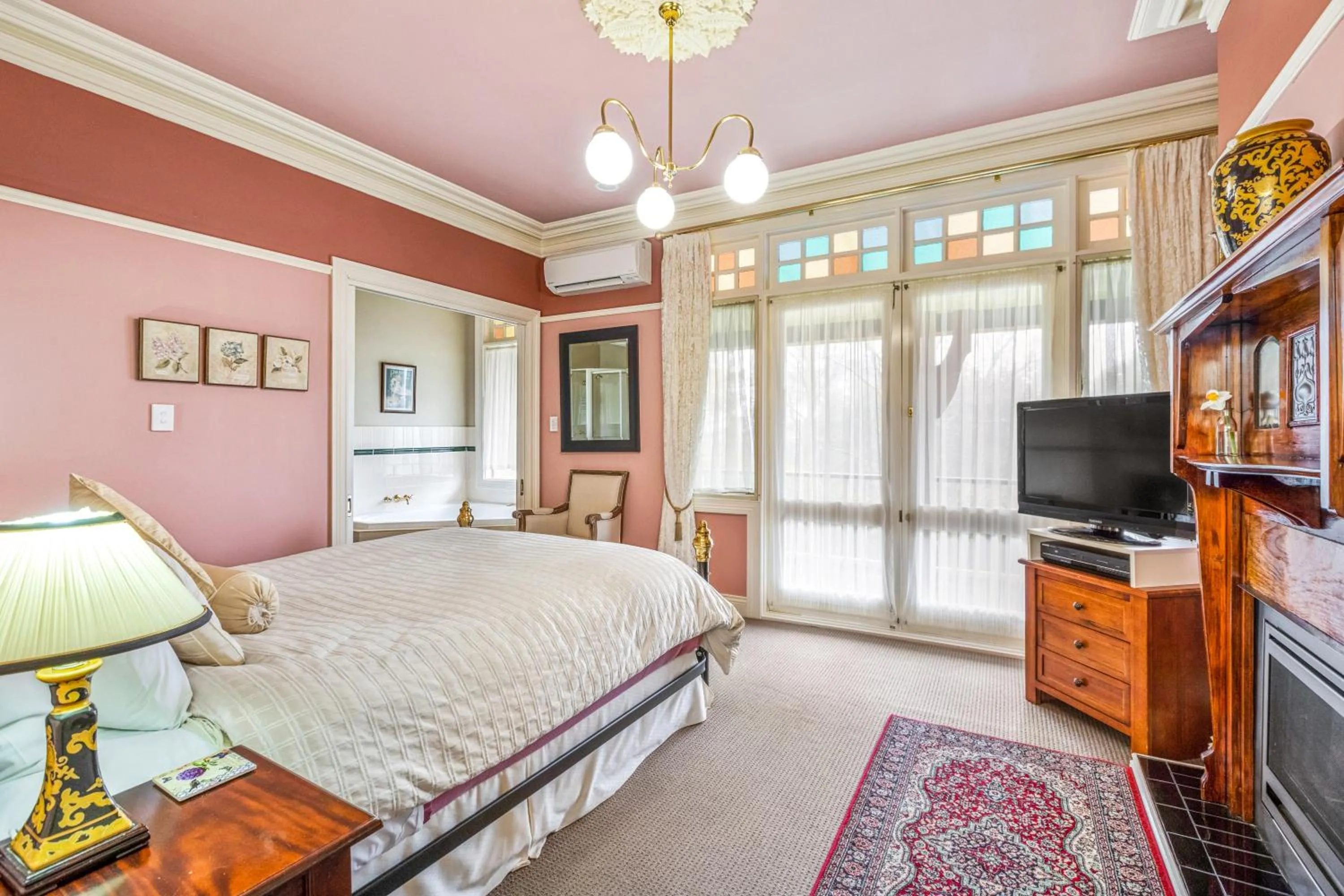 Bed in Bethany Manor Bed & Breakfast