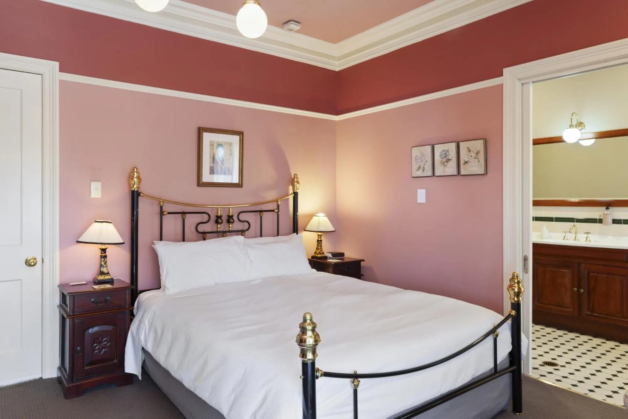 Bed in Bethany Manor Bed & Breakfast