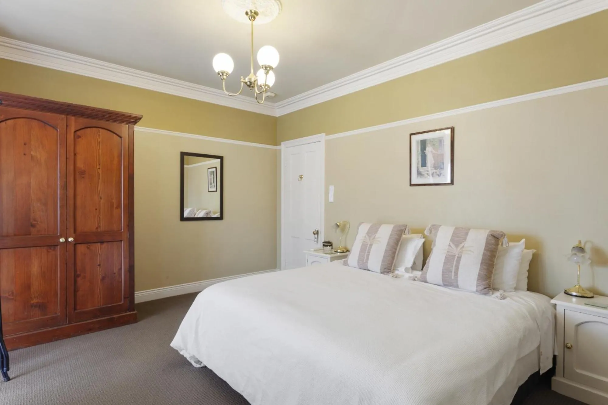 Bed in Bethany Manor Bed & Breakfast