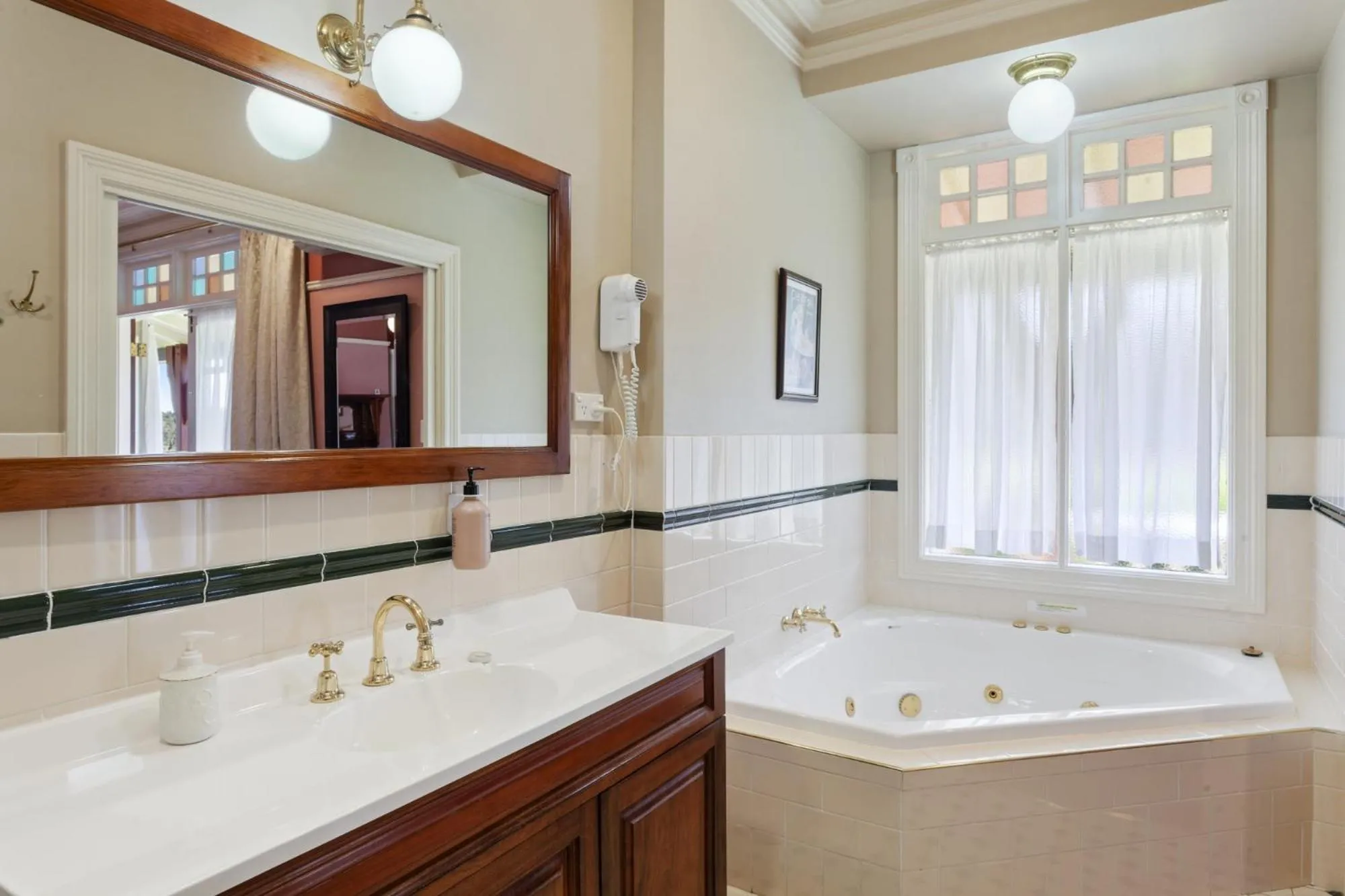 Bathroom in Bethany Manor Bed & Breakfast