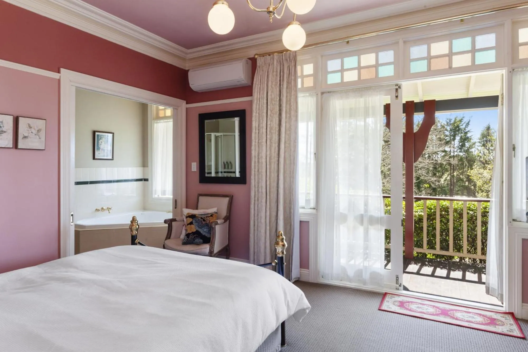 Bed in Bethany Manor Bed & Breakfast