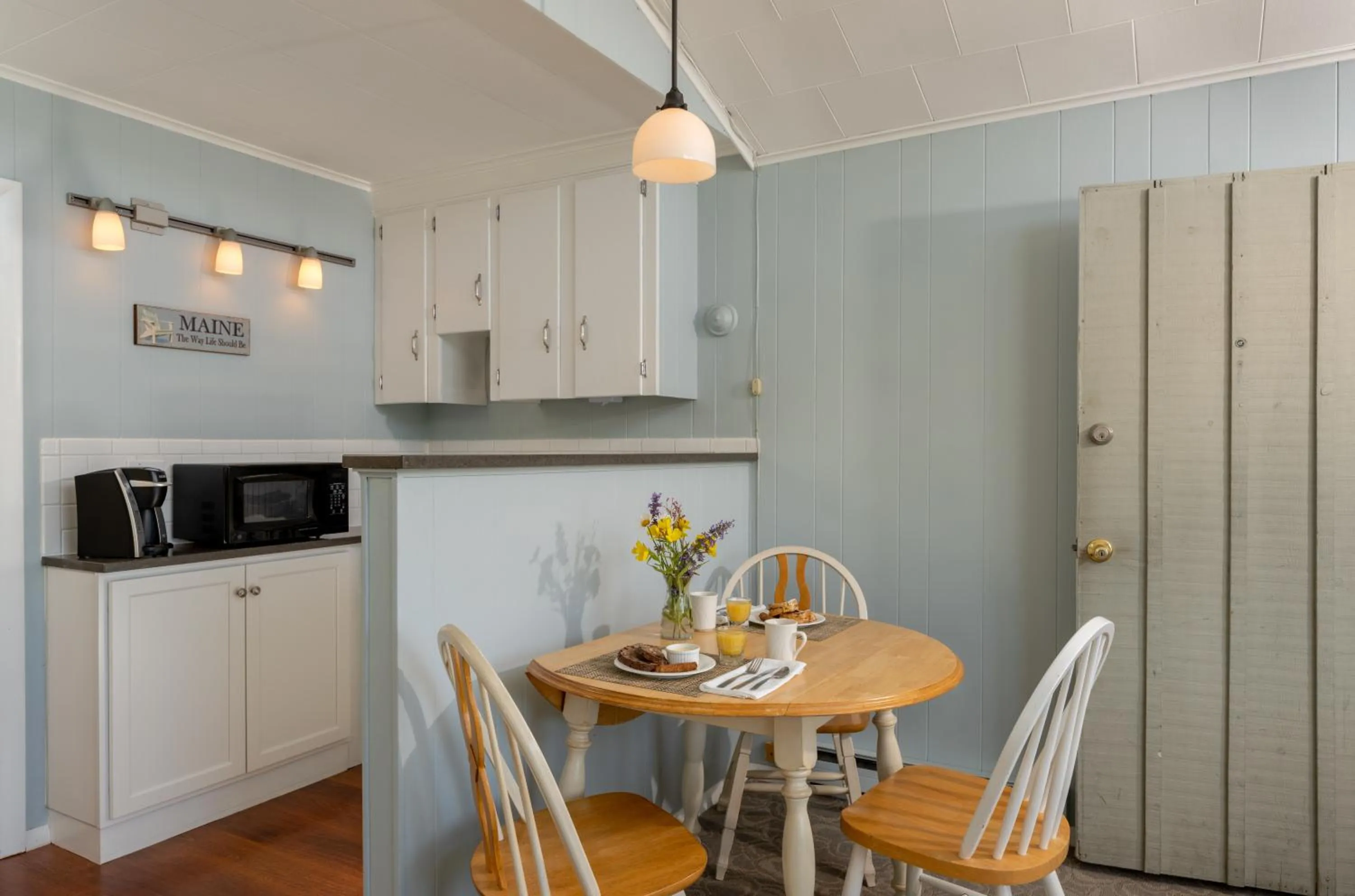 Kitchen or kitchenette in Dockside Guest Quarters