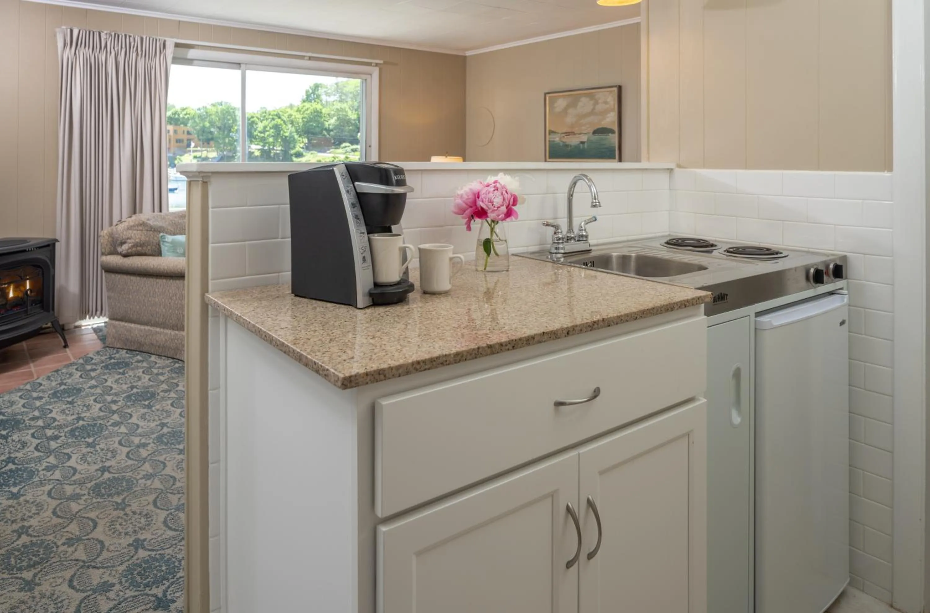 Kitchen or kitchenette in Dockside Guest Quarters