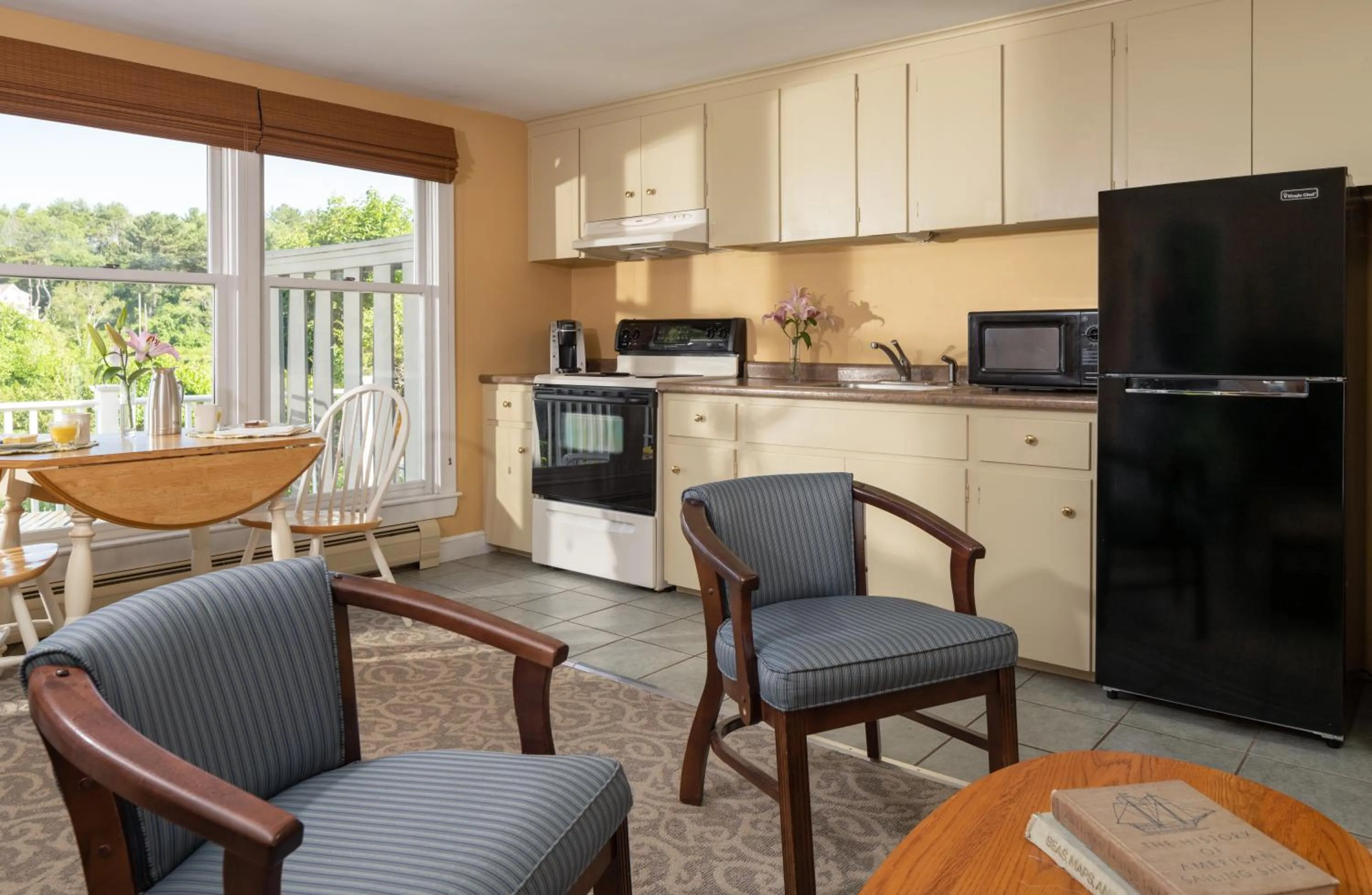 Kitchen or kitchenette in Dockside Guest Quarters