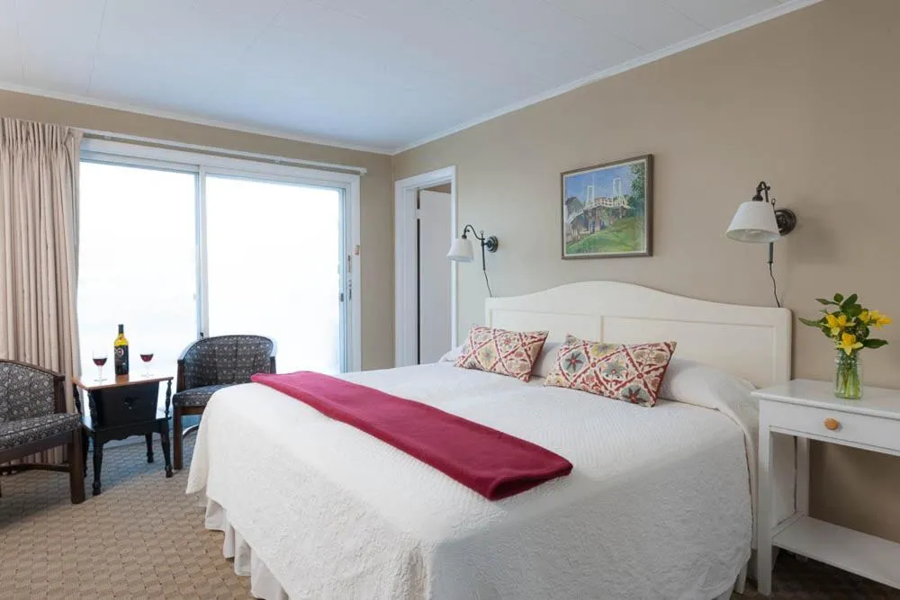 Bedroom, Bed in Dockside Guest Quarters