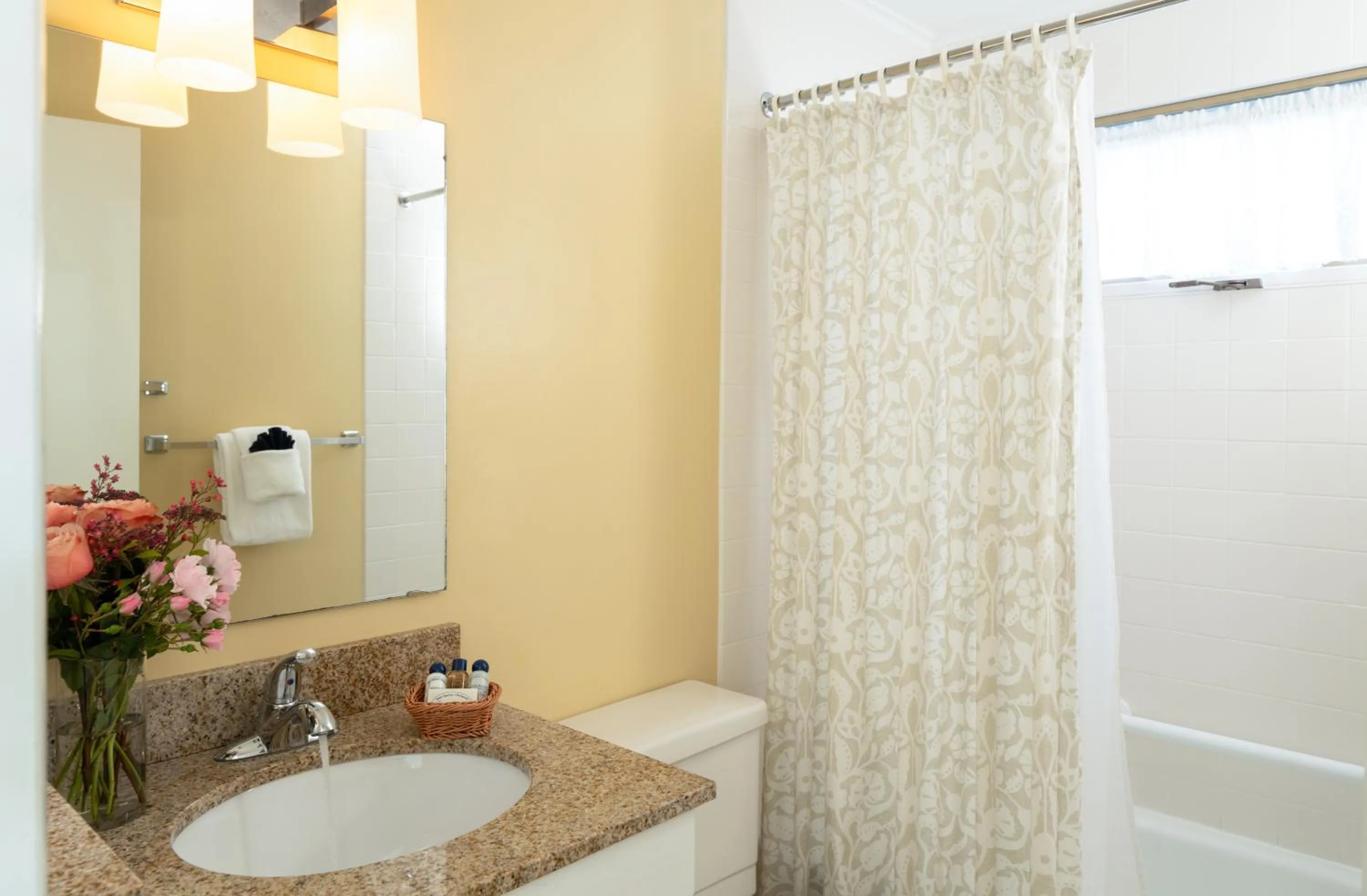 Bathroom in Dockside Guest Quarters