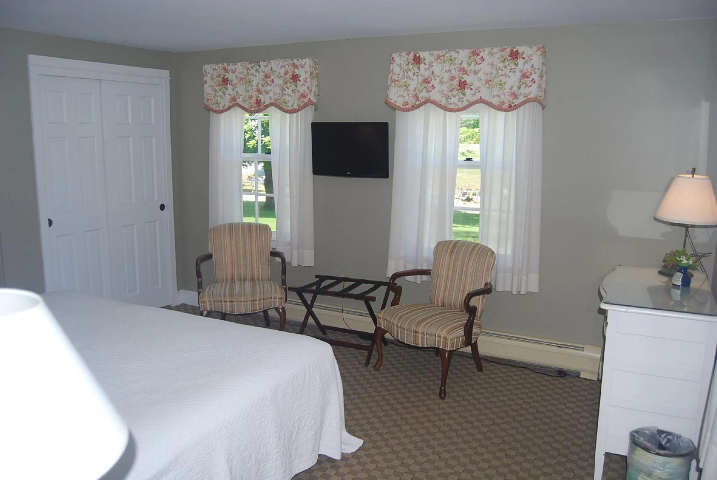 Bed in Dockside Guest Quarters