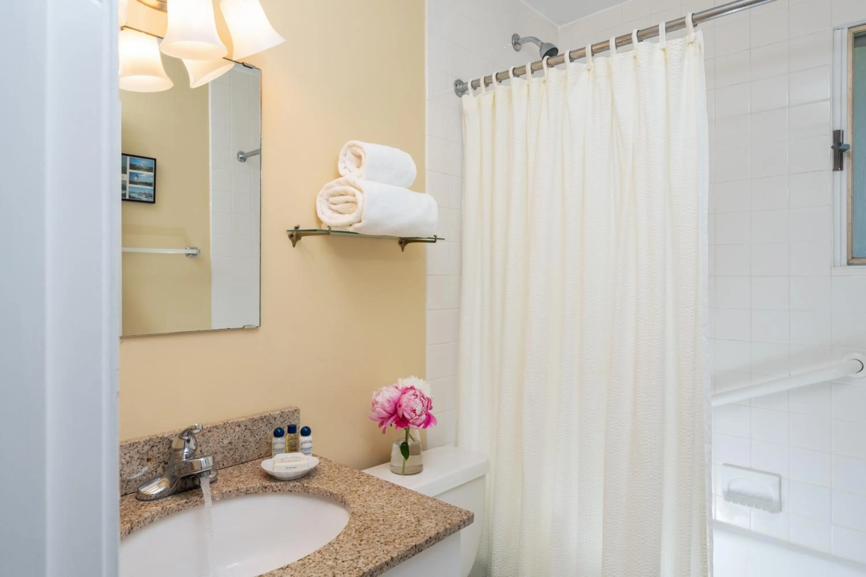 Bathroom in Dockside Guest Quarters