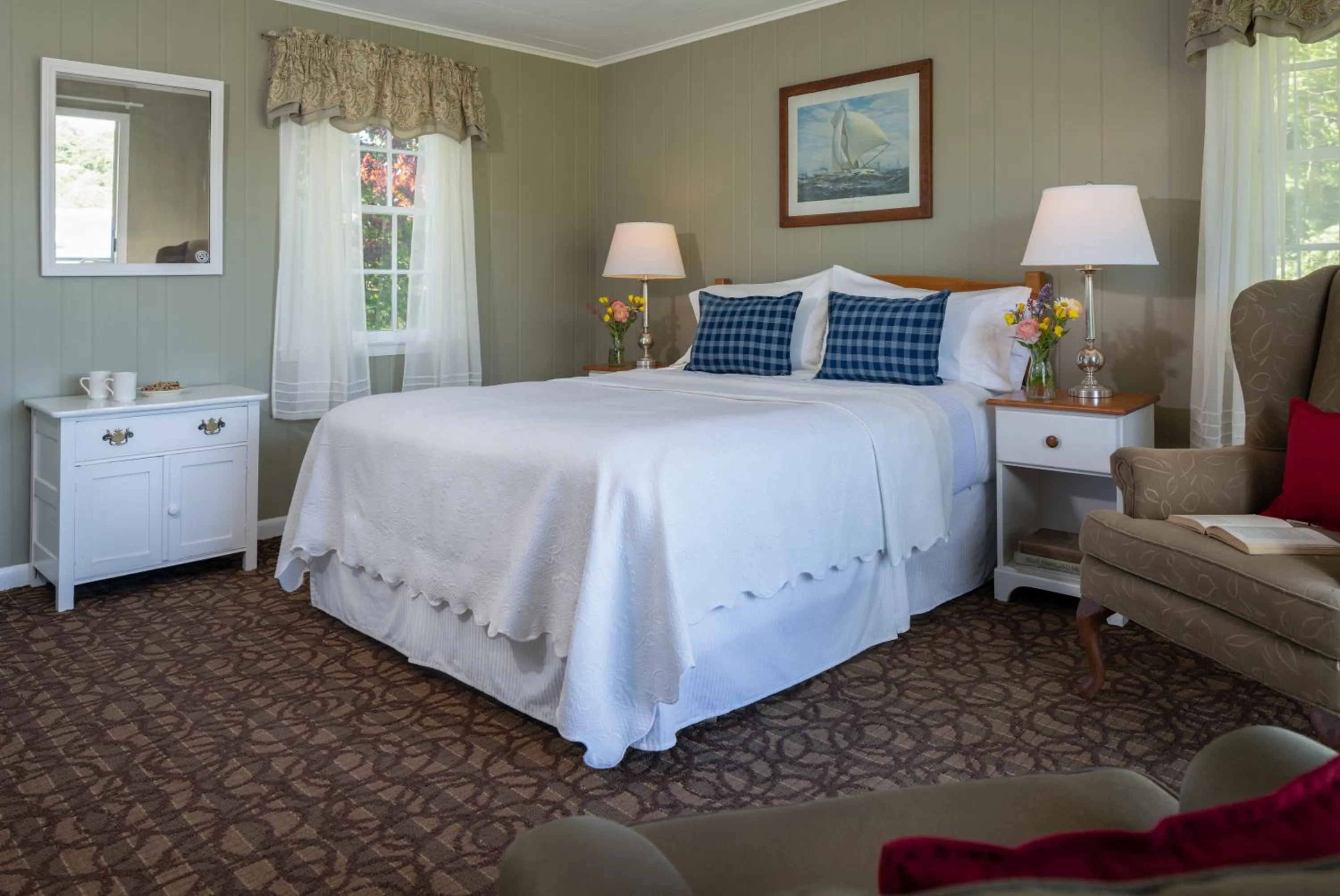 Photo of the whole room, Bed in Dockside Guest Quarters
