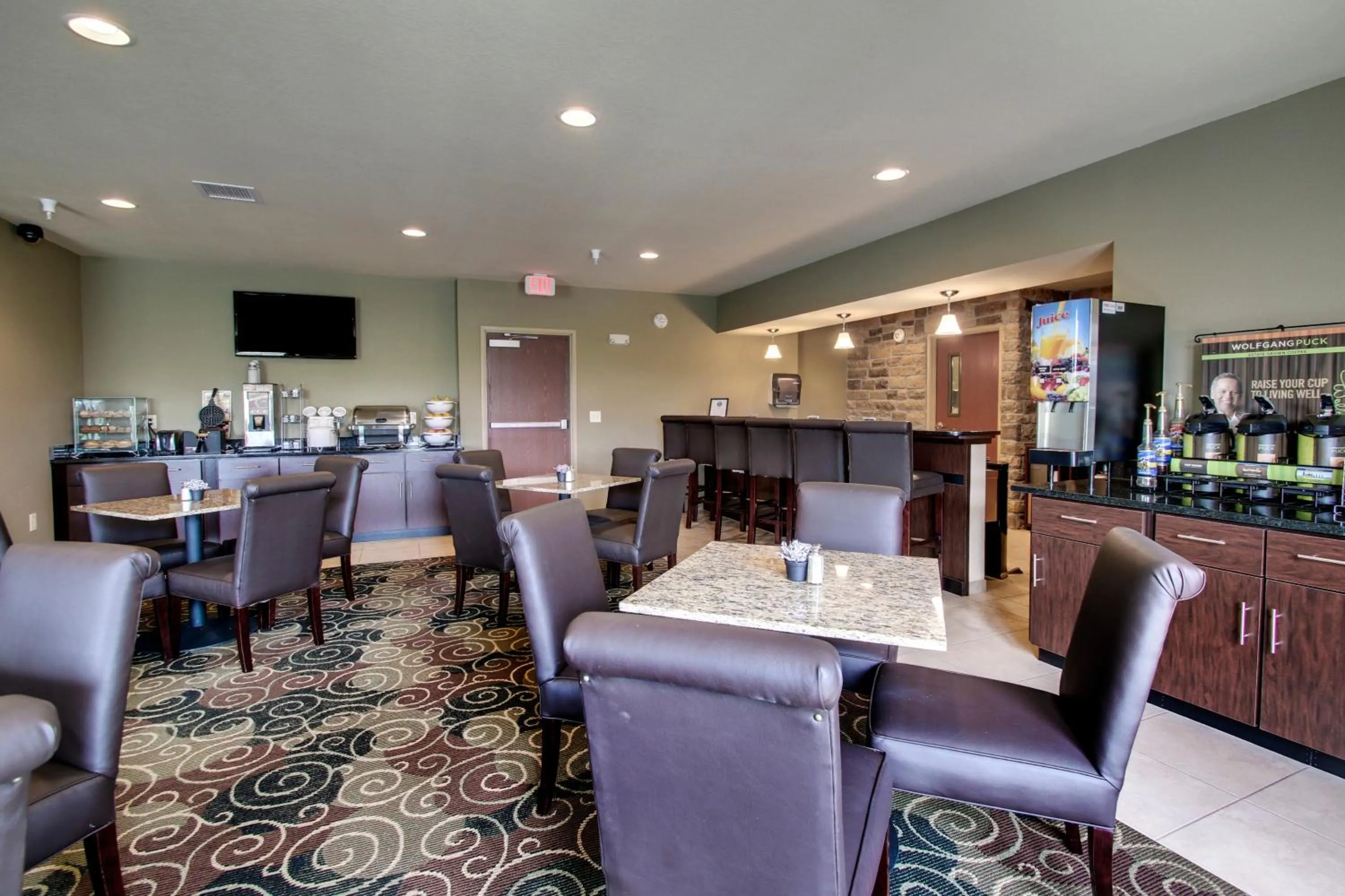 Communal lounge/ TV room in Cobblestone Inn & Suites - Avoca