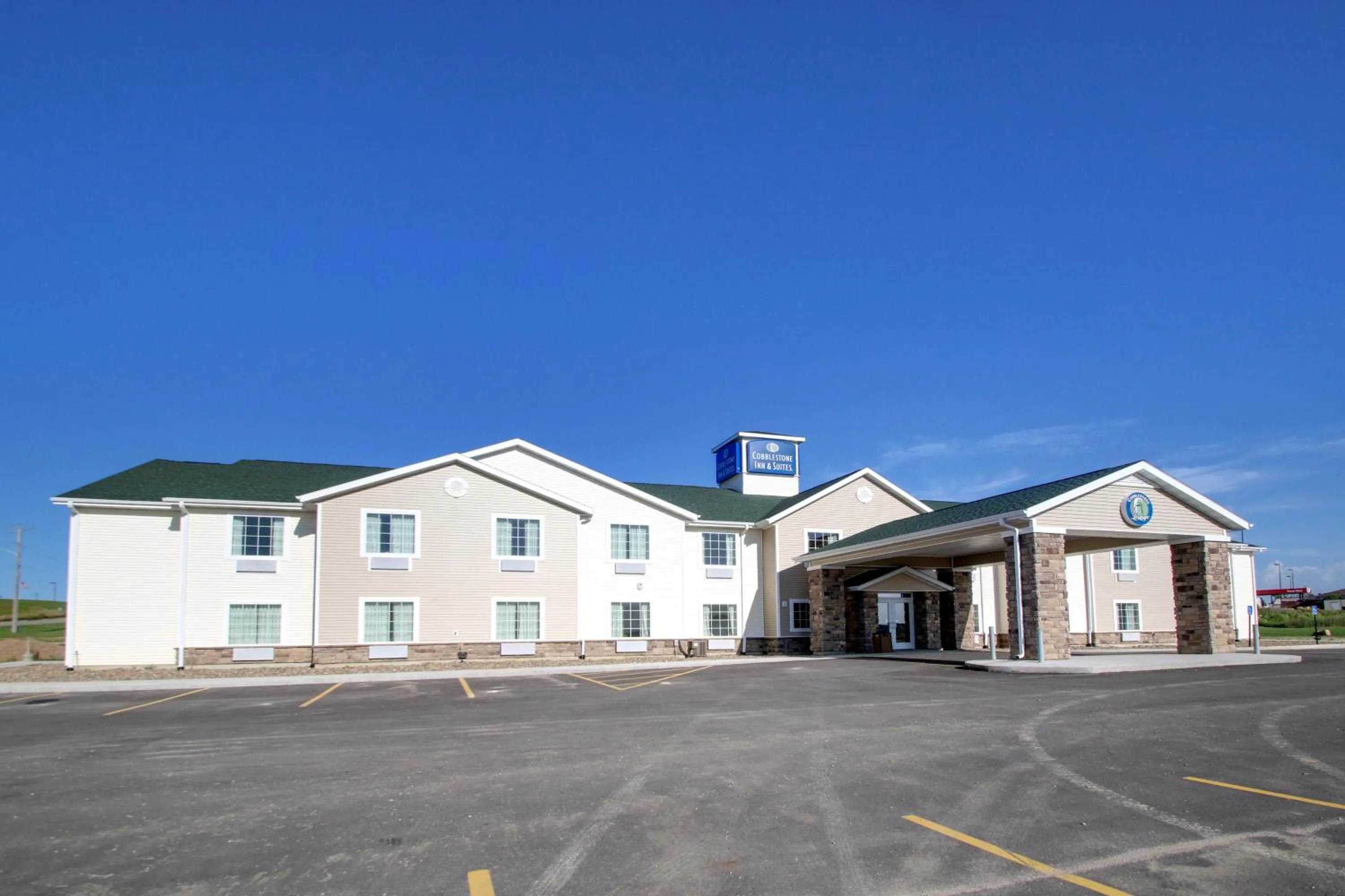 Facade/entrance in Cobblestone Inn & Suites - Avoca