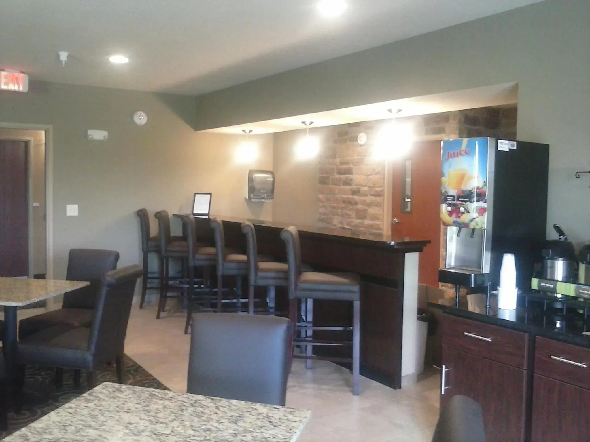 Lounge or bar in Cobblestone Inn & Suites - Avoca Lounge or bar in Cobblestone Inn & Suites - Avoca