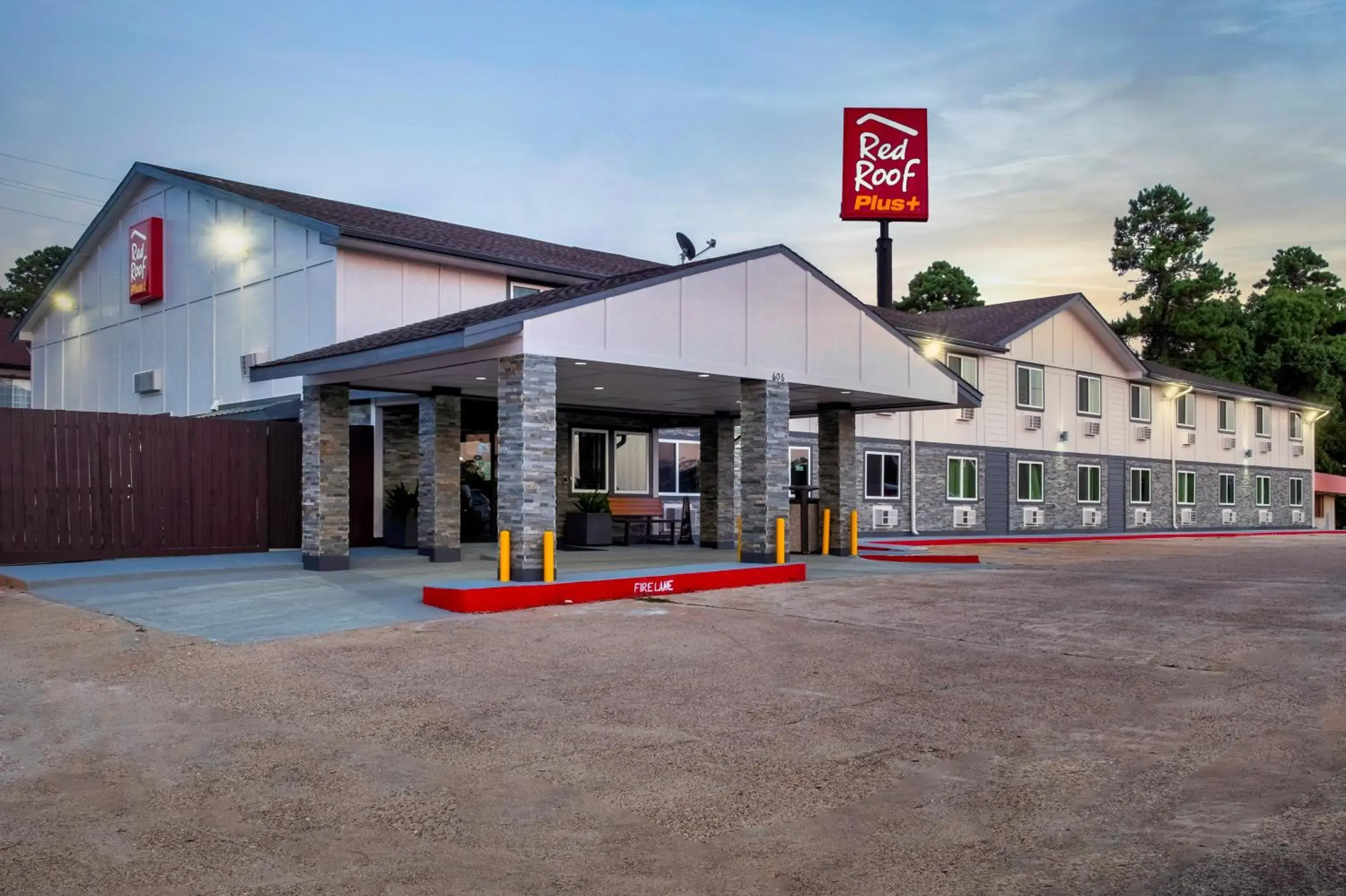 Property building in Red Roof Inn PLUS+ Huntsville Property building in Red Roof Inn PLUS+ Huntsville