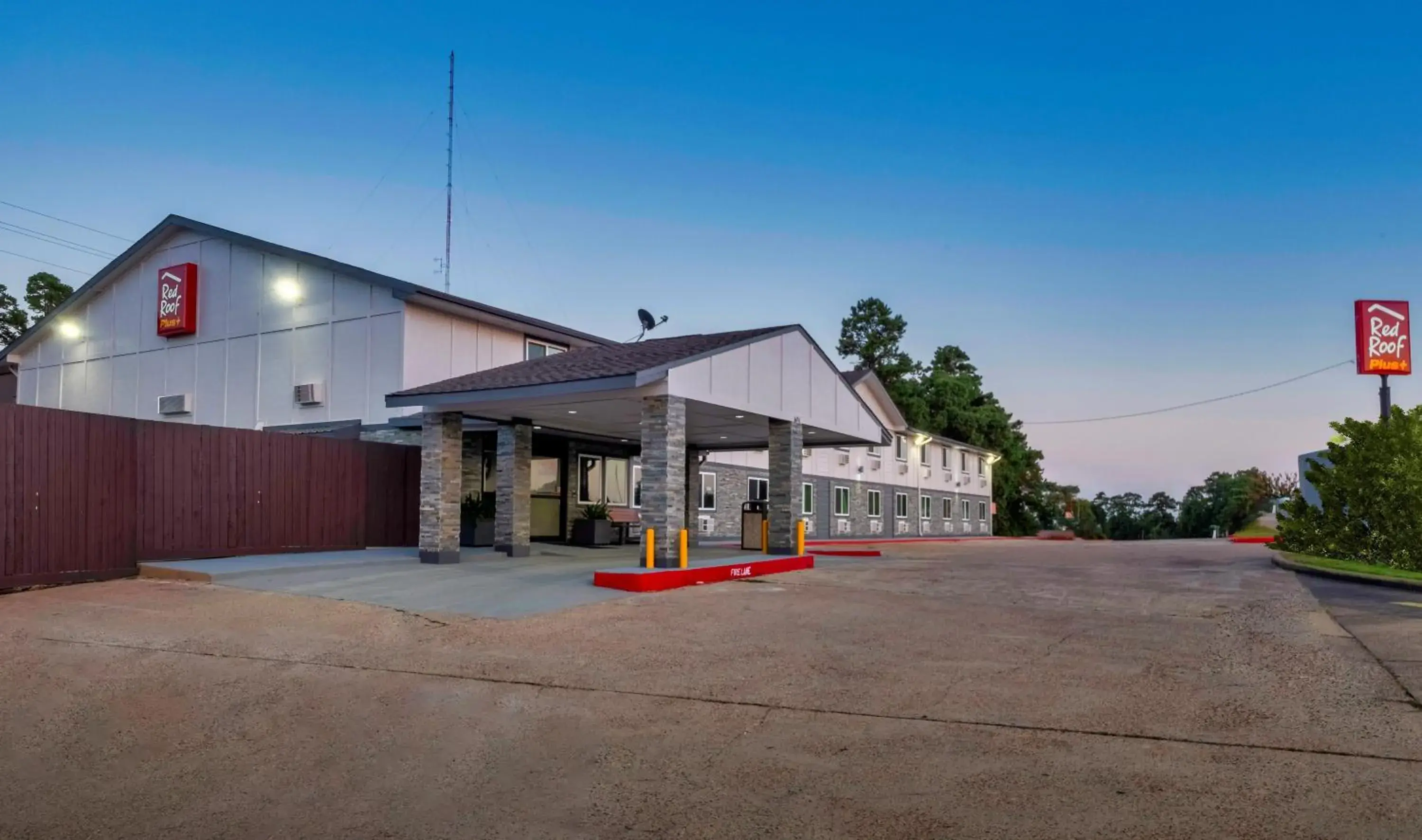 Property building in Red Roof Inn PLUS+ Huntsville Property building in Red Roof Inn PLUS+ Huntsville