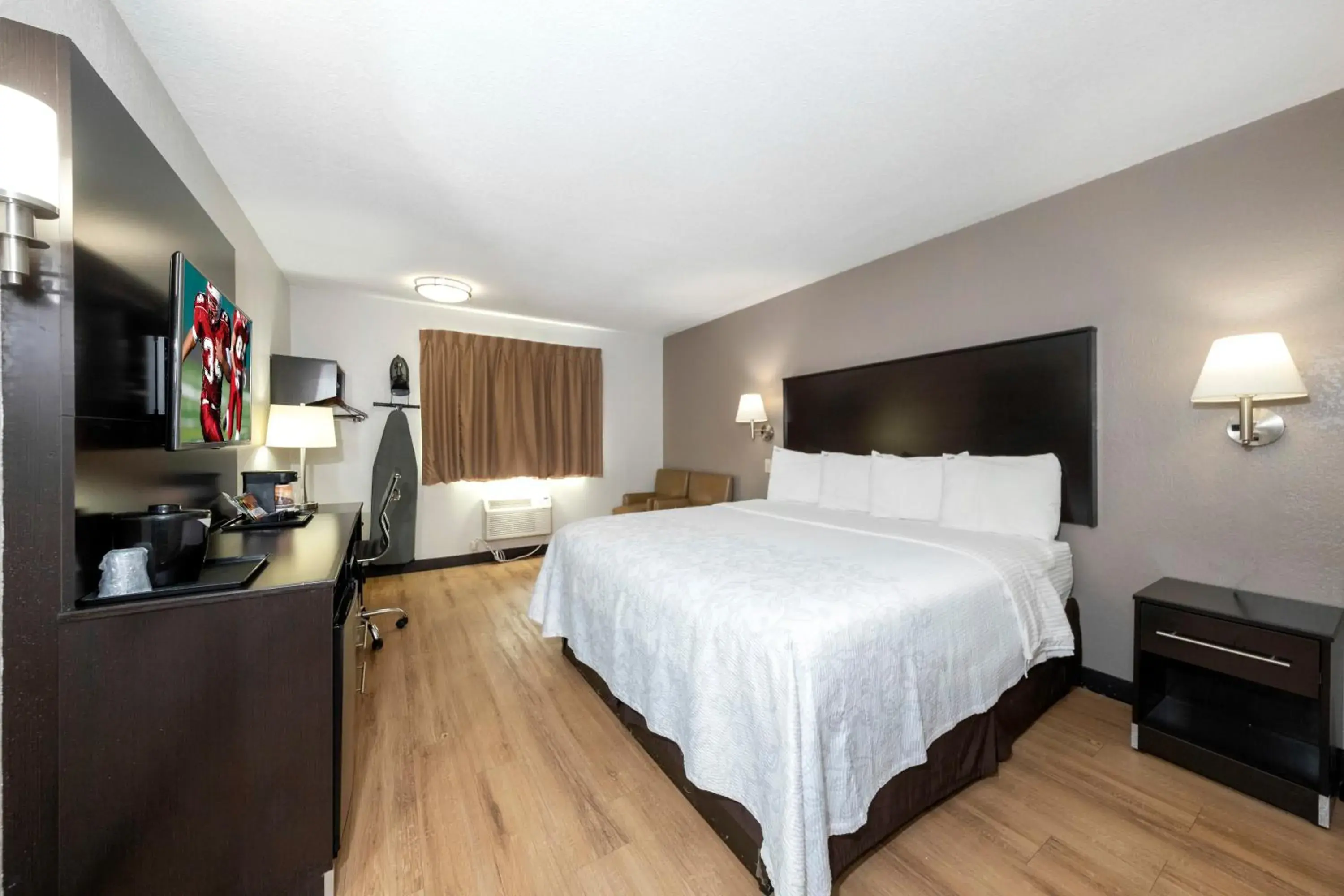 Superior King Room Smoke Free in Red Roof Inn PLUS+ Huntsville Superior King Room Smoke Free in Red Roof Inn PLUS+ Huntsville