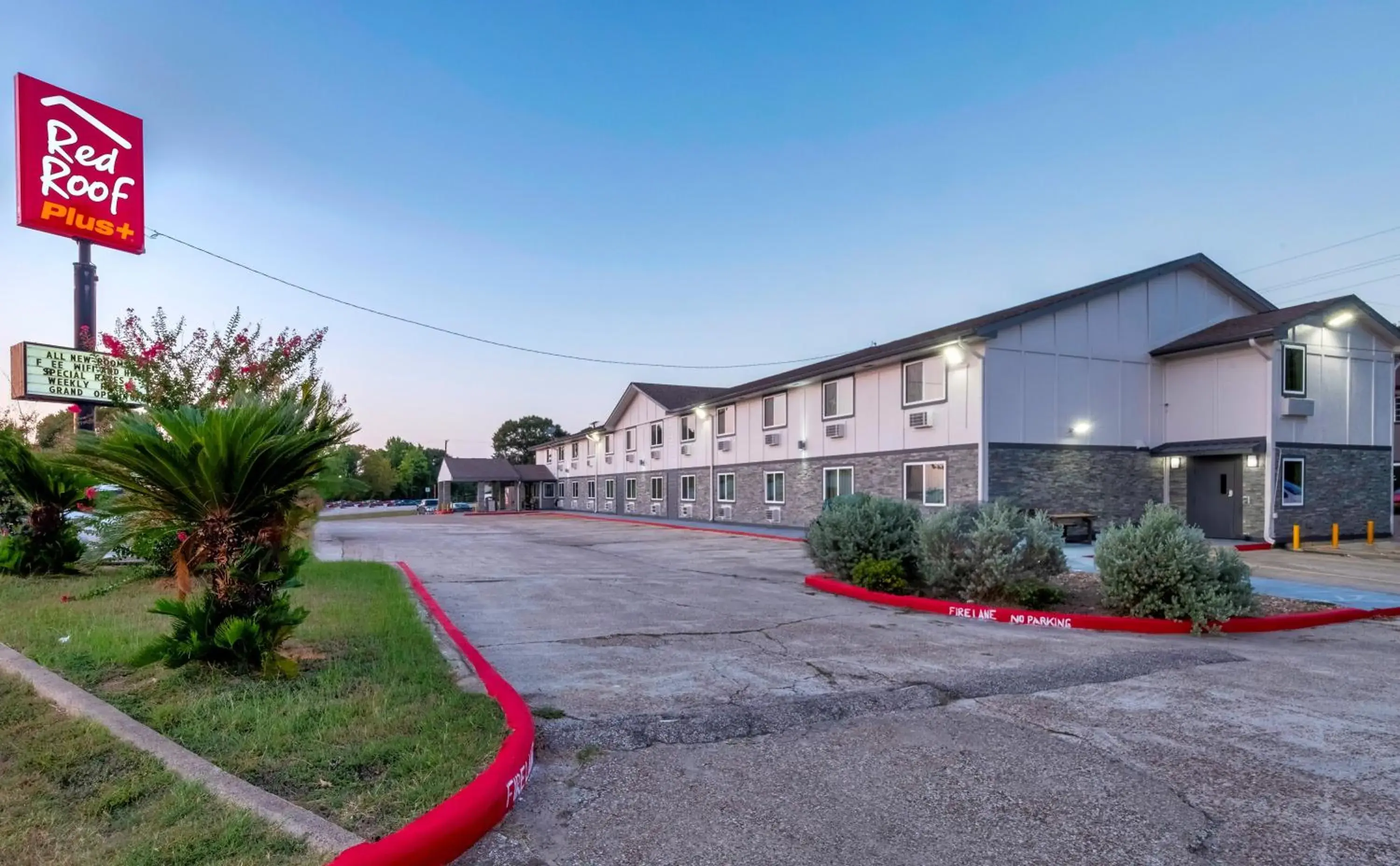 Property building in Red Roof Inn PLUS+ Huntsville Property building in Red Roof Inn PLUS+ Huntsville