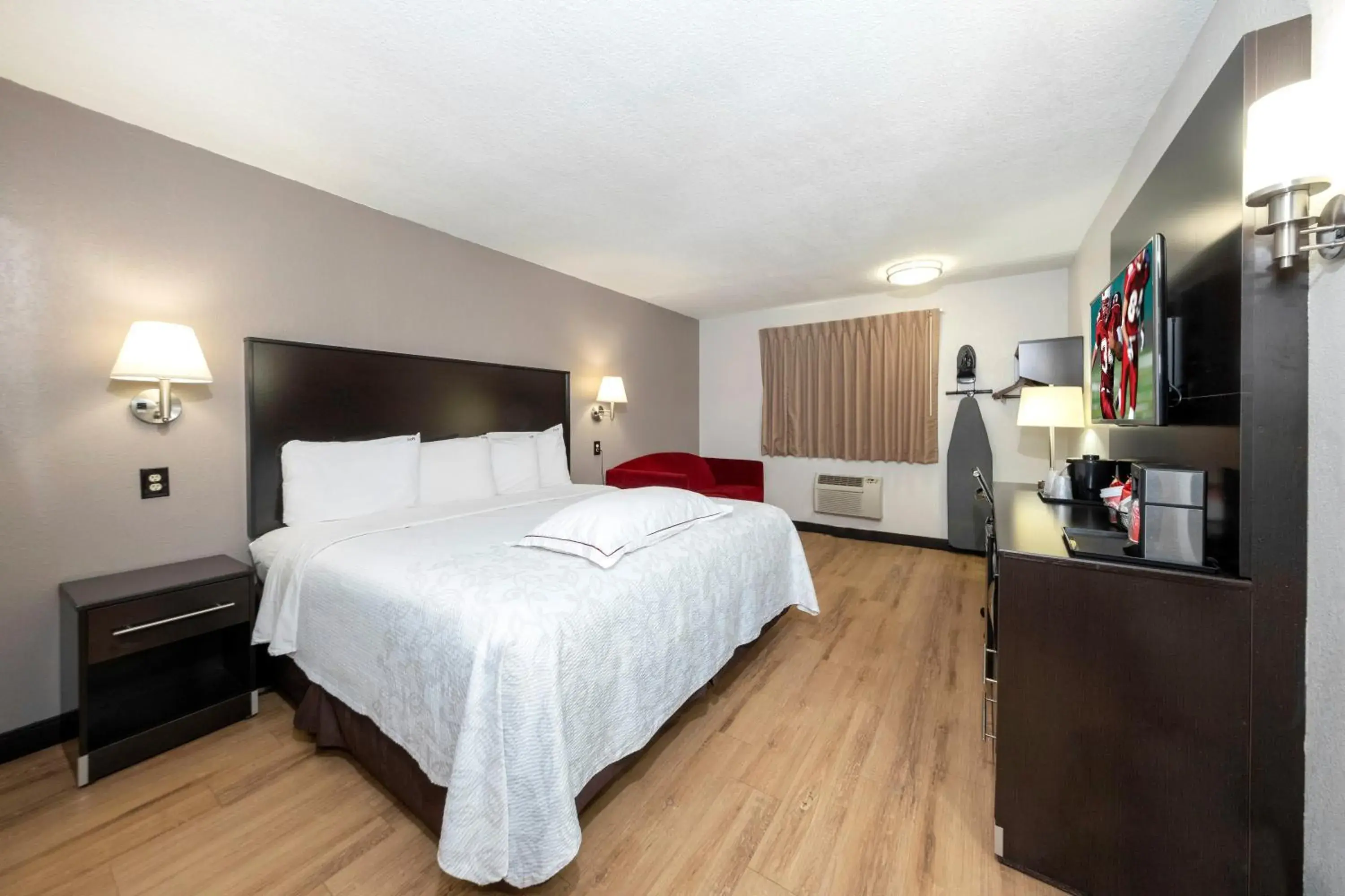 Photo of the whole room, Bed in Red Roof Inn PLUS+ Huntsville Photo of the whole room, Bed in Red Roof Inn PLUS+ Huntsville